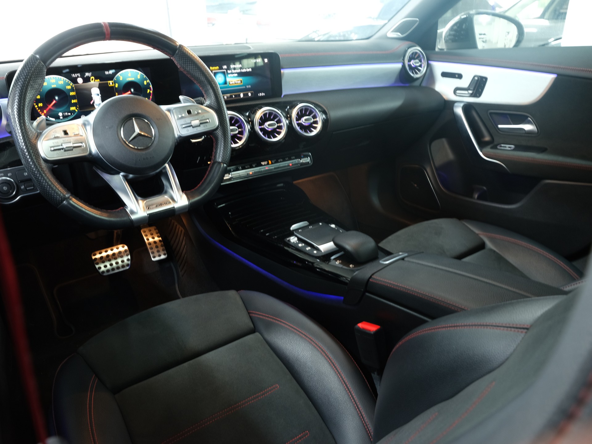 MERCEDES-BENZ CLA 35 AMG 4Matic 7G-DCT *Burmester* *AMG Performance* *Panorama*-image-26