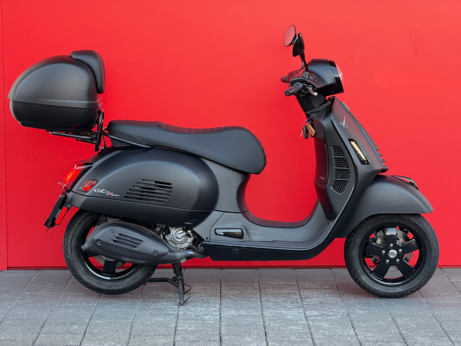 PIAGGIO Vespa GTS 300 HPE Super Notte ABS/ASR-image-1