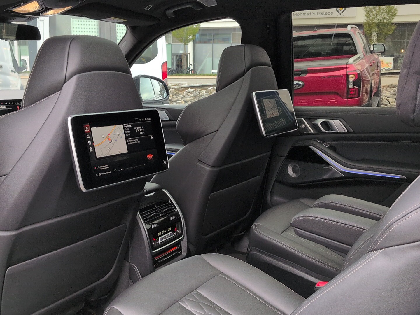BMW X7 M50i-image-12