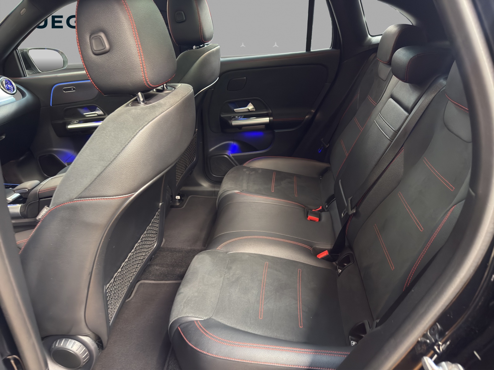 MERCEDES-BENZ EQA 300 4M - AMG / DISTRONIC / 360 Grad Kamera / Panorama-Dach-image-13