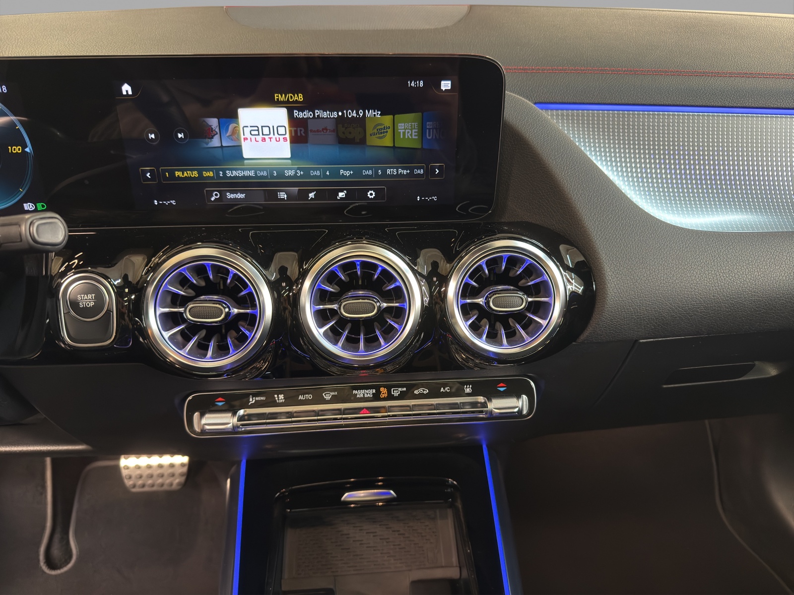 MERCEDES-BENZ EQA 300 4M - AMG / DISTRONIC / 360 Grad Kamera / Panorama-Dach-image-11