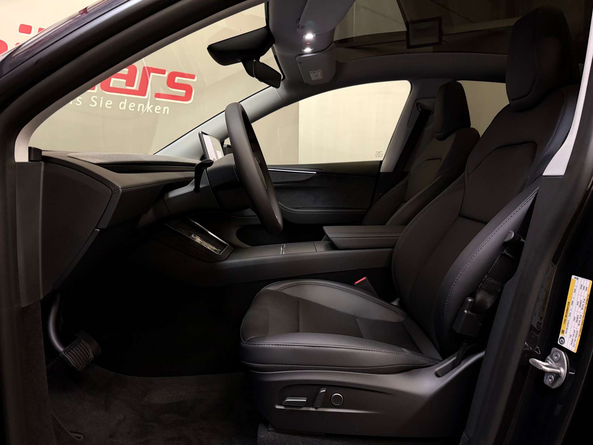 TESLA Model Y Long Range Premium AWD-image-12
