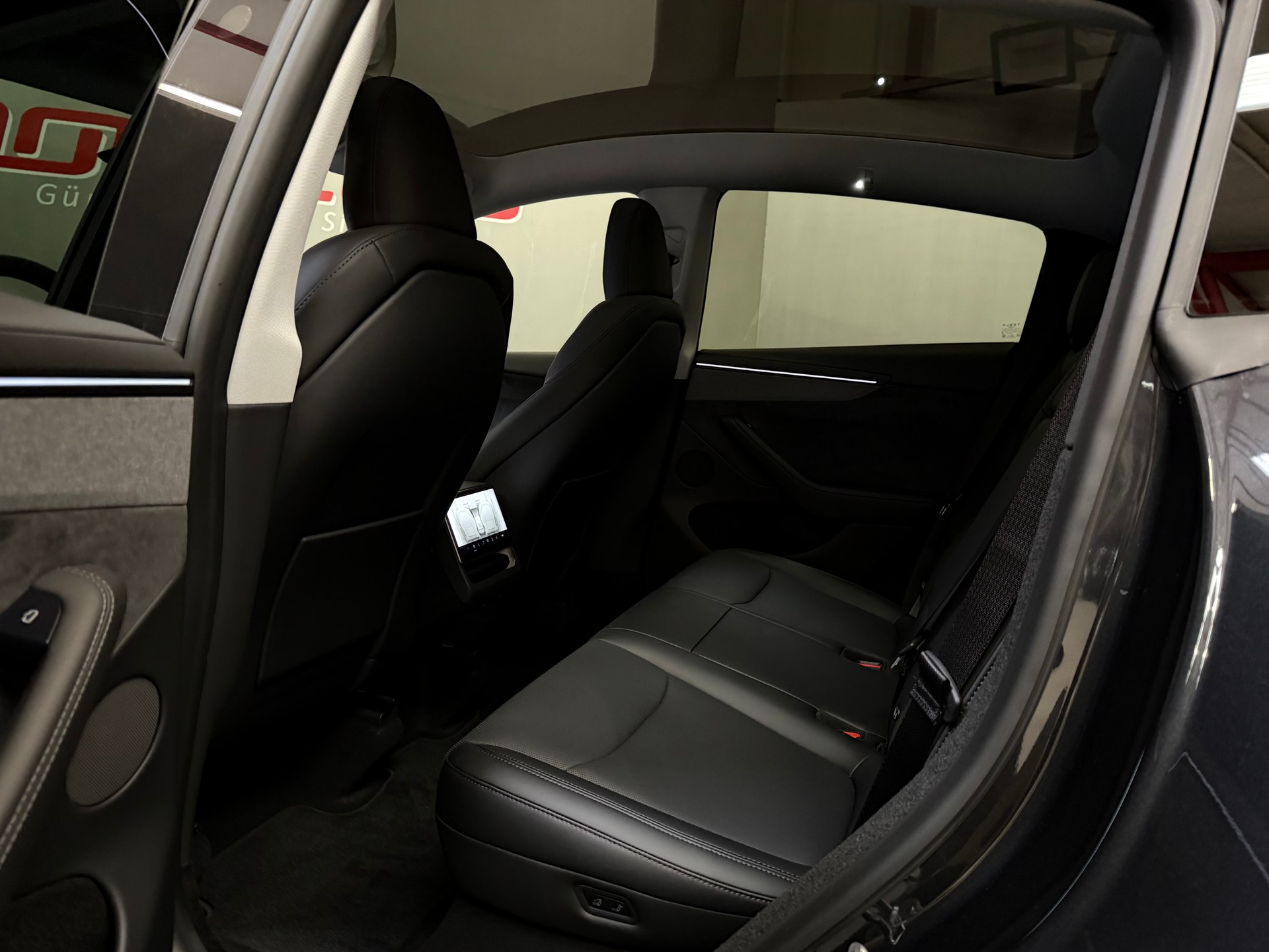 TESLA Model Y Long Range Premium AWD-image-13