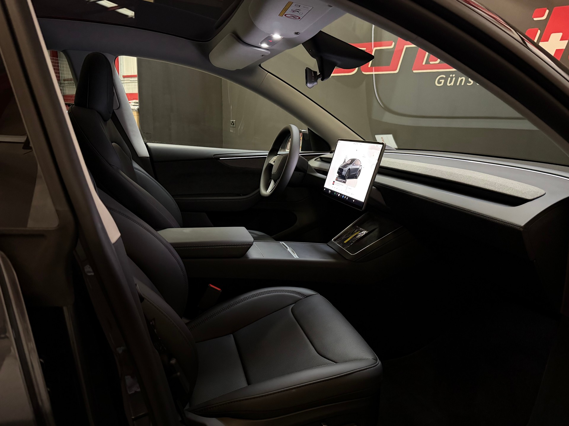TESLA Model Y Long Range Premium AWD-image-14
