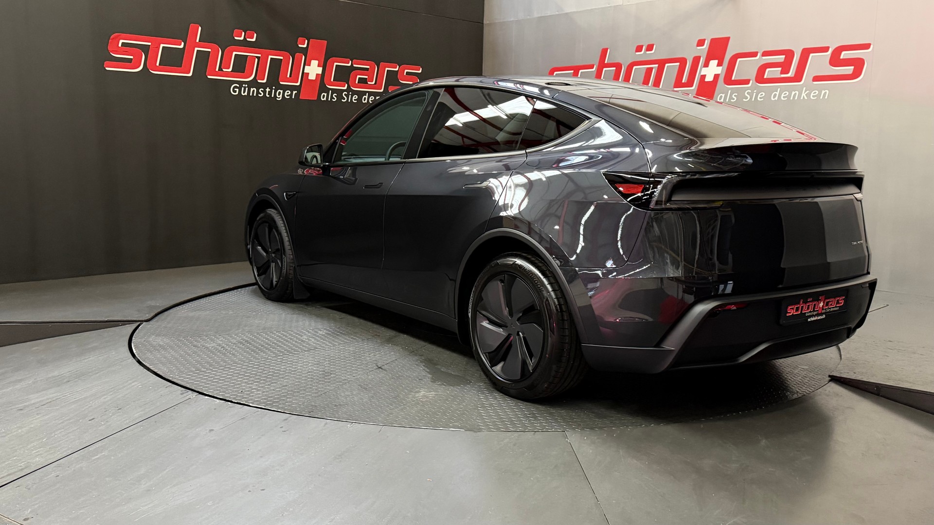 TESLA Model Y Long Range Premium AWD-showroom-element-3