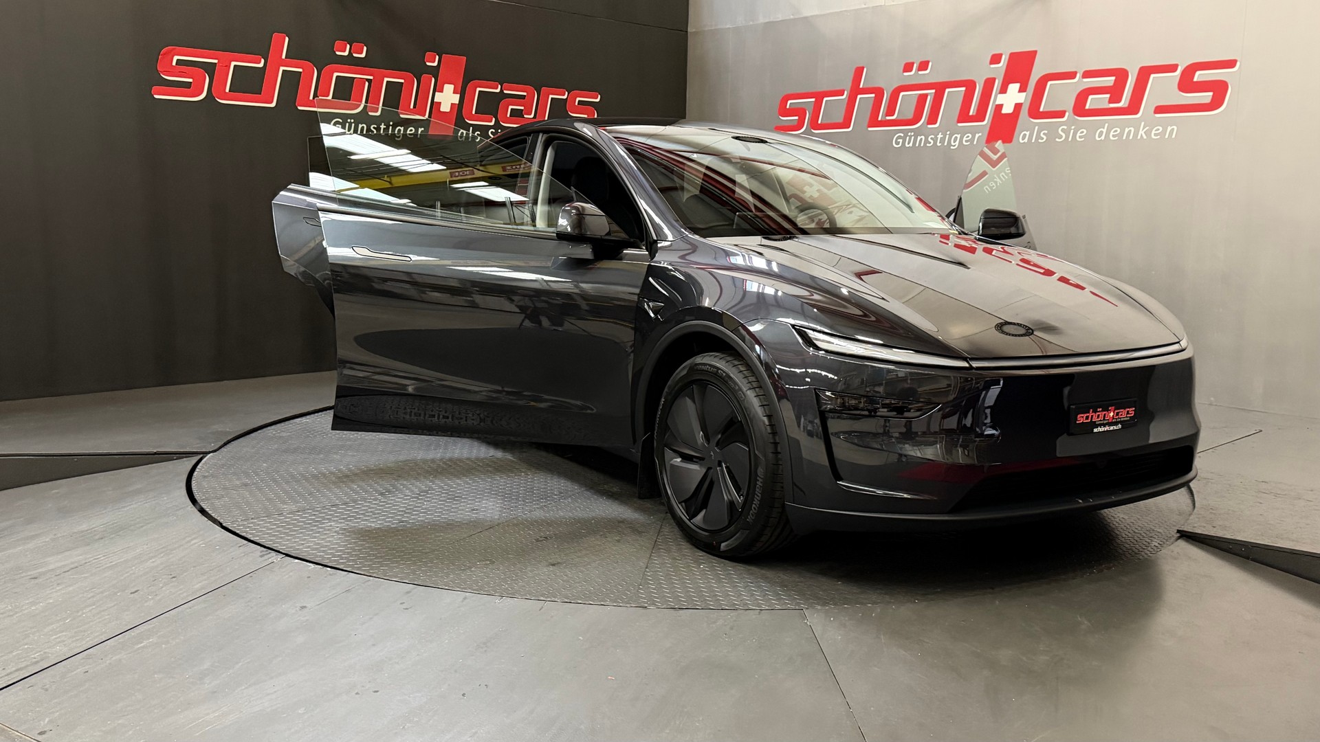 TESLA Model Y Long Range Premium AWD-image-8