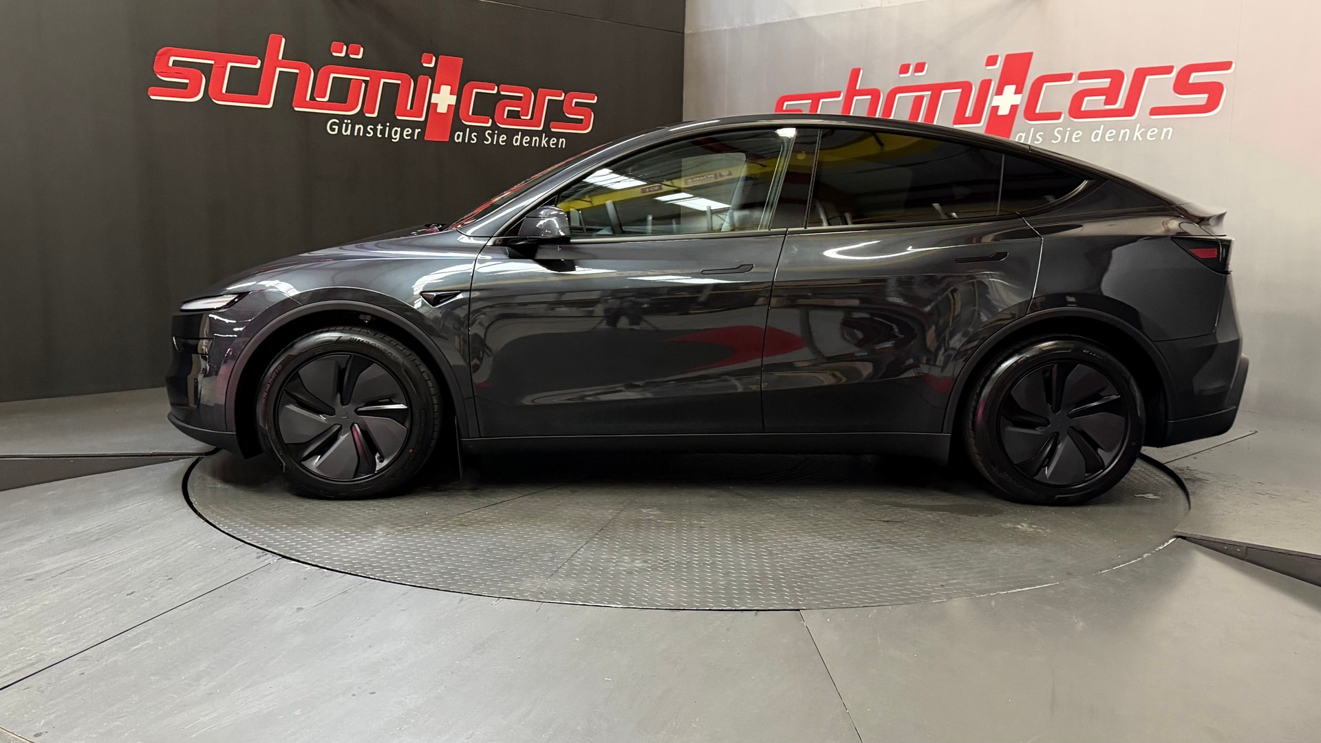 TESLA Model Y Long Range Premium AWD-showroom-element-2