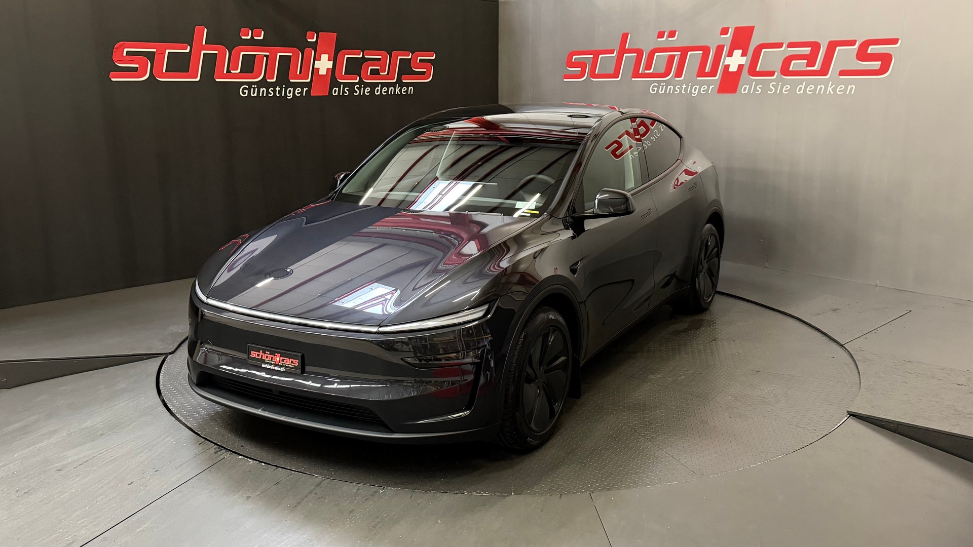 TESLA Model Y Long Range Premium AWD-showroom-element-1