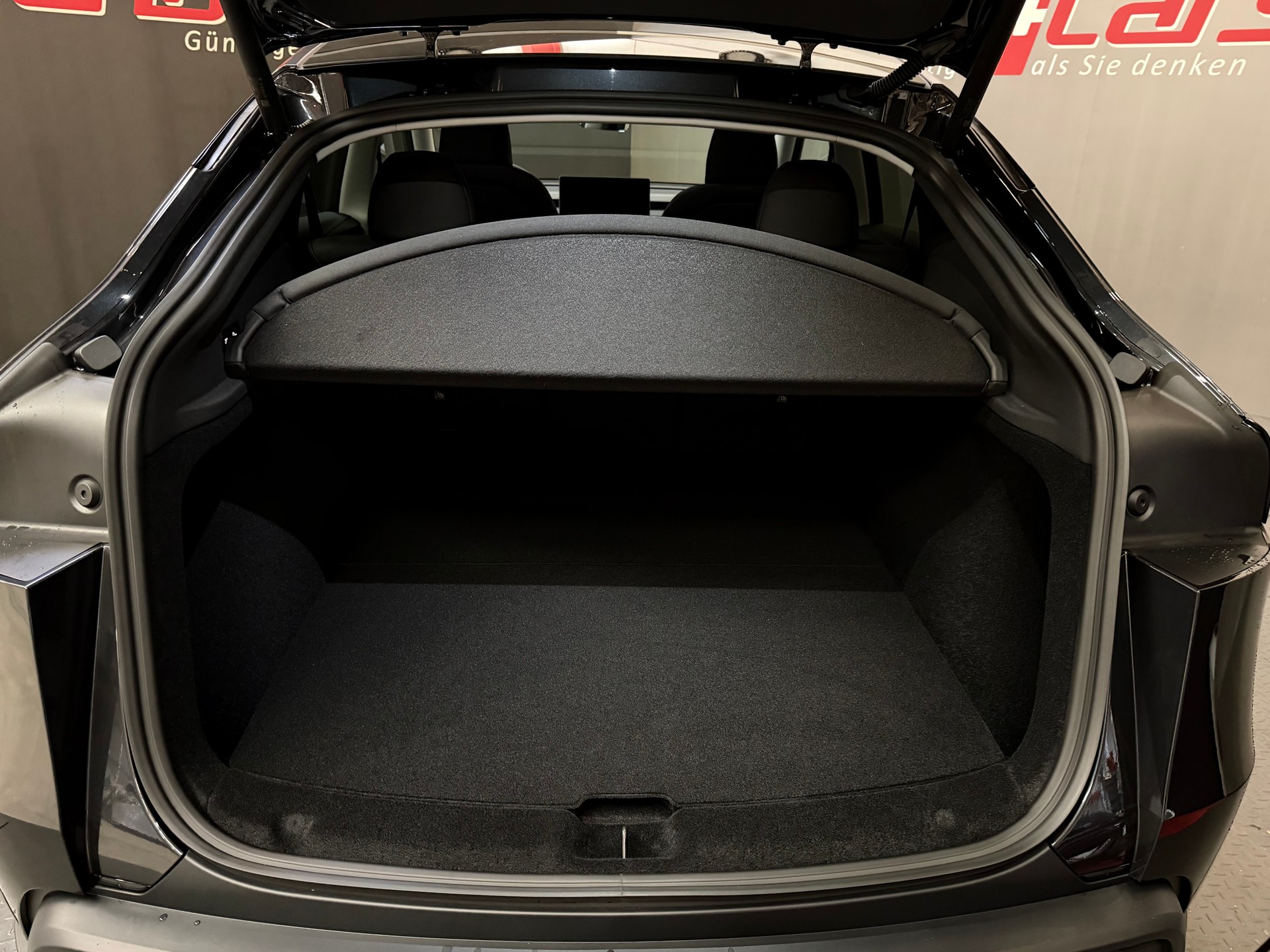 TESLA Model Y Long Range Premium AWD-image-11