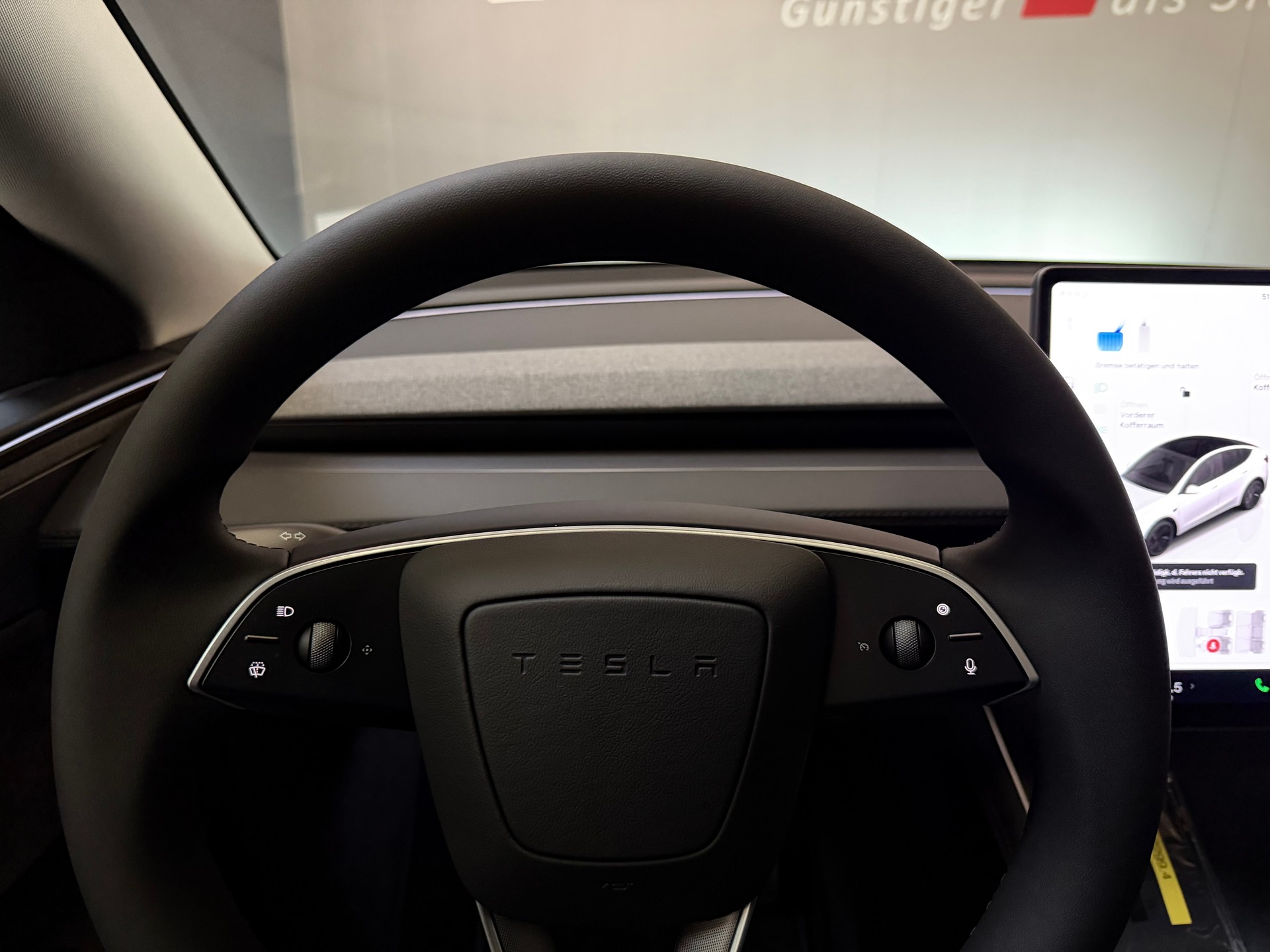 TESLA Model Y Long Range Premium AWD-image-26