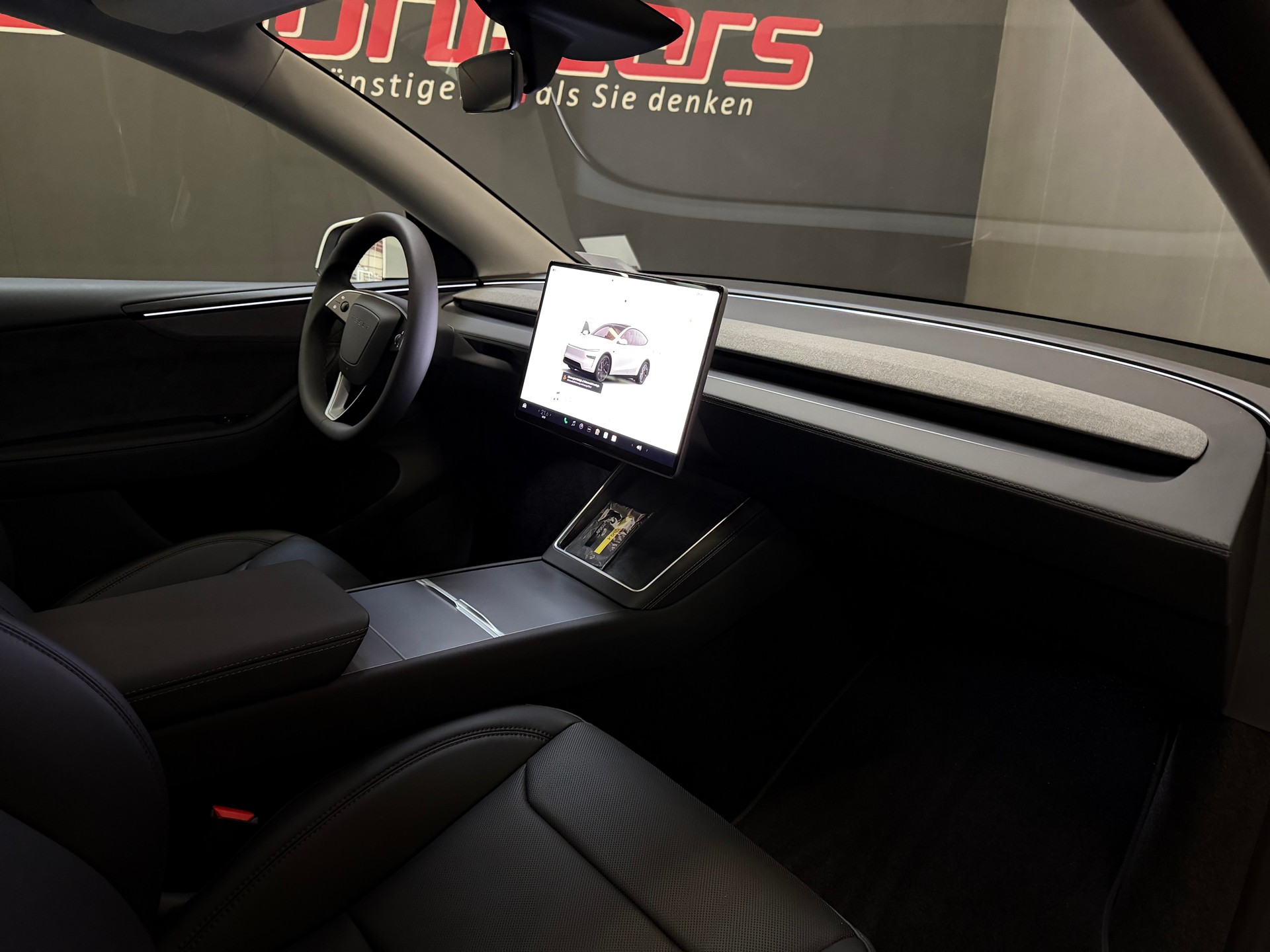 TESLA Model Y Long Range Premium AWD-image-16