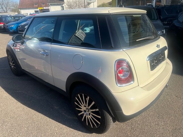 MINI One-showroom-element-3