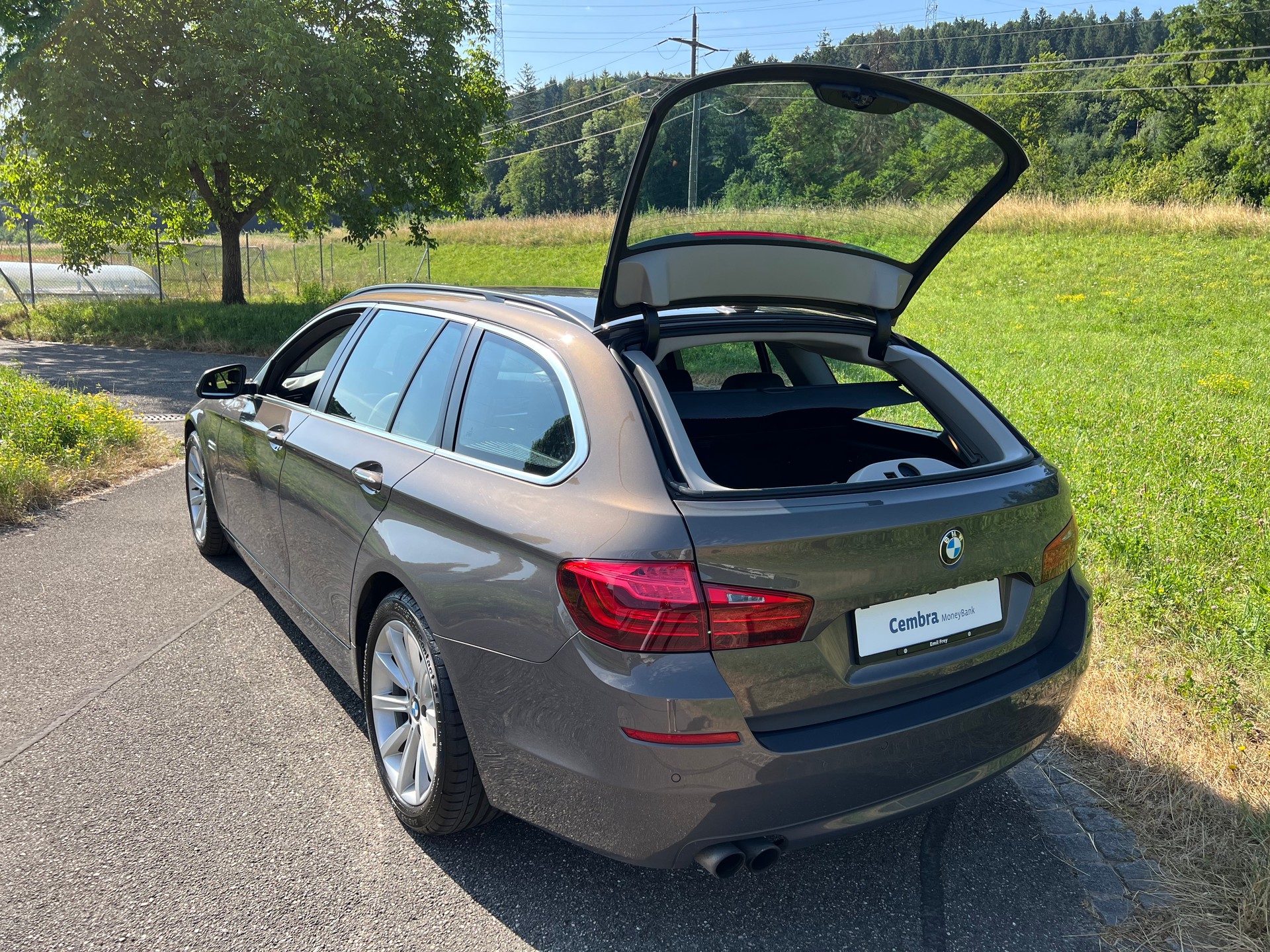 BMW 528i Touring xDrive Luxury Line Steptronic. TOP ZUSTAND. SAUBER UND GEPFLEGT. VIEL ZUBEHÖR !! PREIS 14`900.--image-13