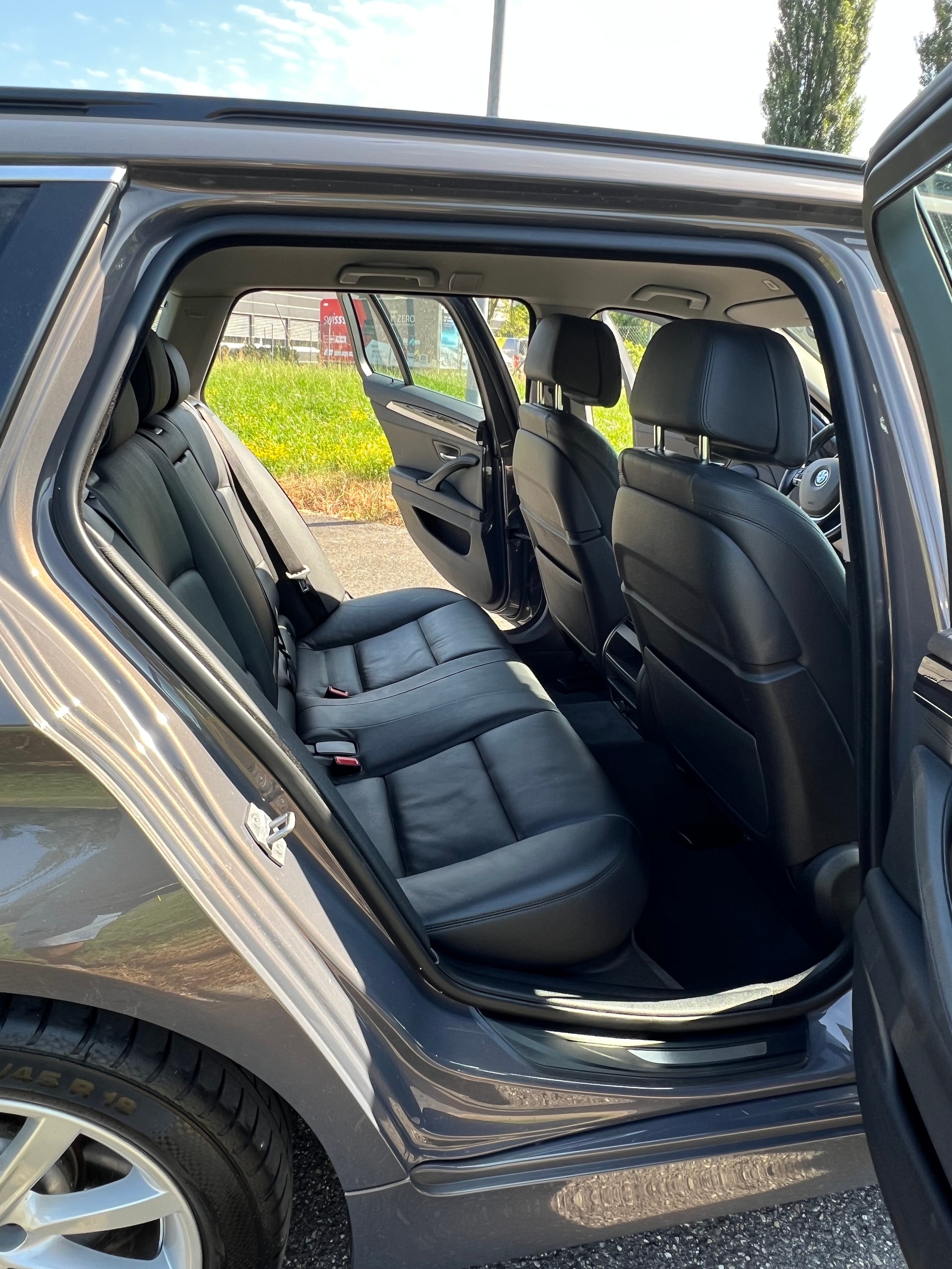 BMW 528i Touring xDrive Luxury Line Steptronic. TOP ZUSTAND. SAUBER UND GEPFLEGT. VIEL ZUBEHÖR !! PREIS 14`900.--image-28