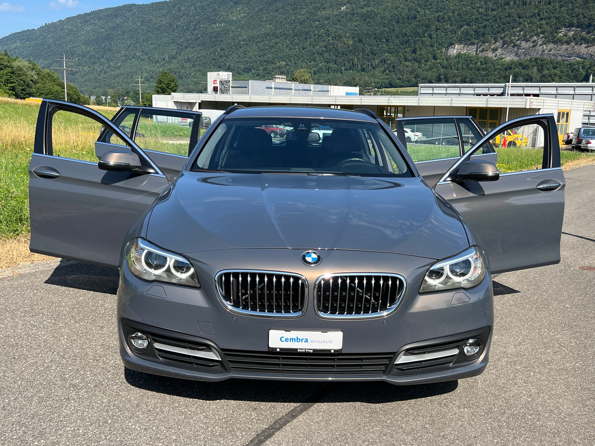 BMW 528i Touring xDrive Luxury Line Steptronic. TOP ZUSTAND. SAUBER UND GEPFLEGT. VIEL ZUBEHÖR !! PREIS 14`900.--image-5