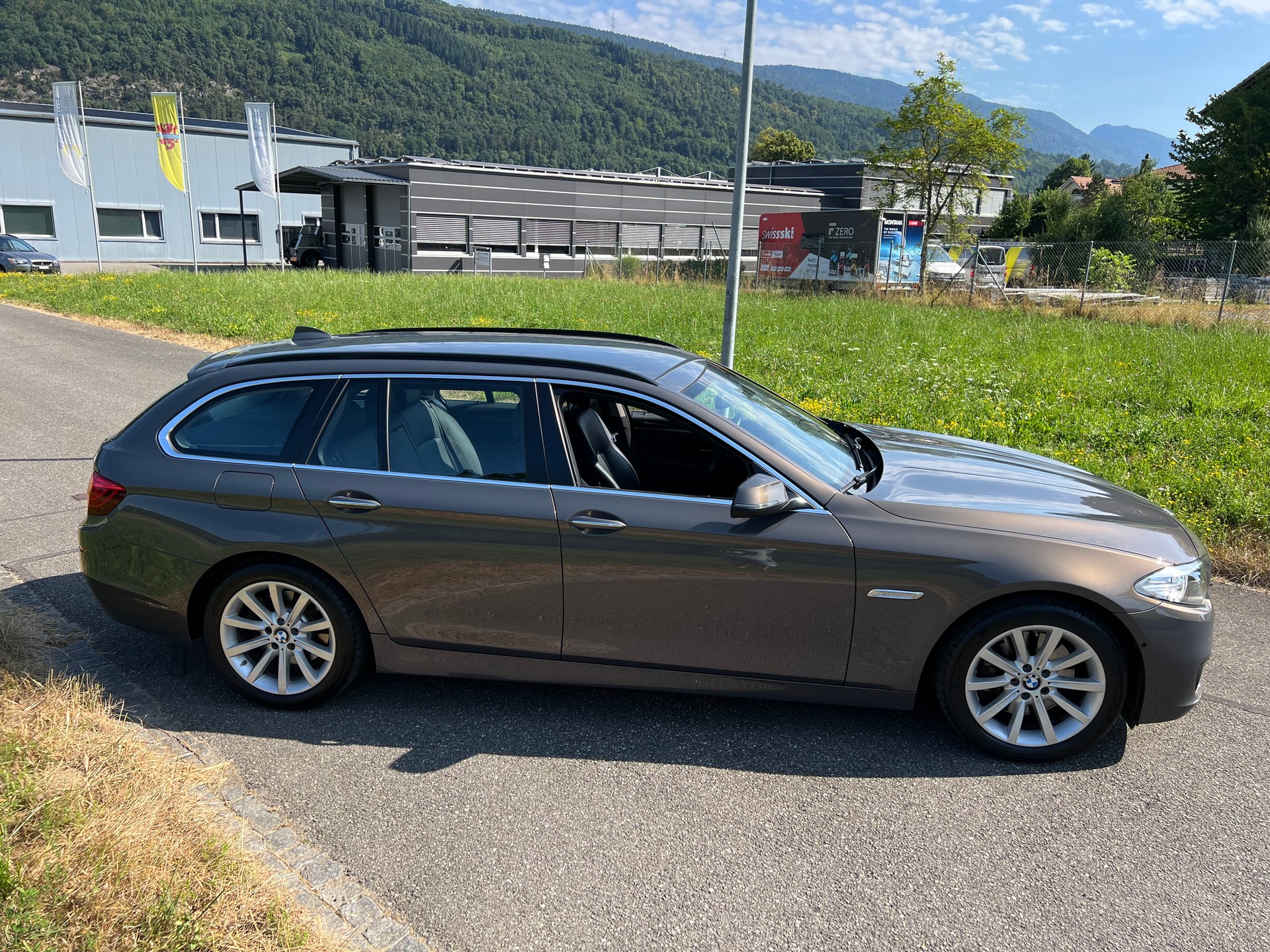 BMW 528i Touring xDrive Luxury Line Steptronic. TOP ZUSTAND. SAUBER UND GEPFLEGT. VIEL ZUBEHÖR !! PREIS 14`900.--image-18