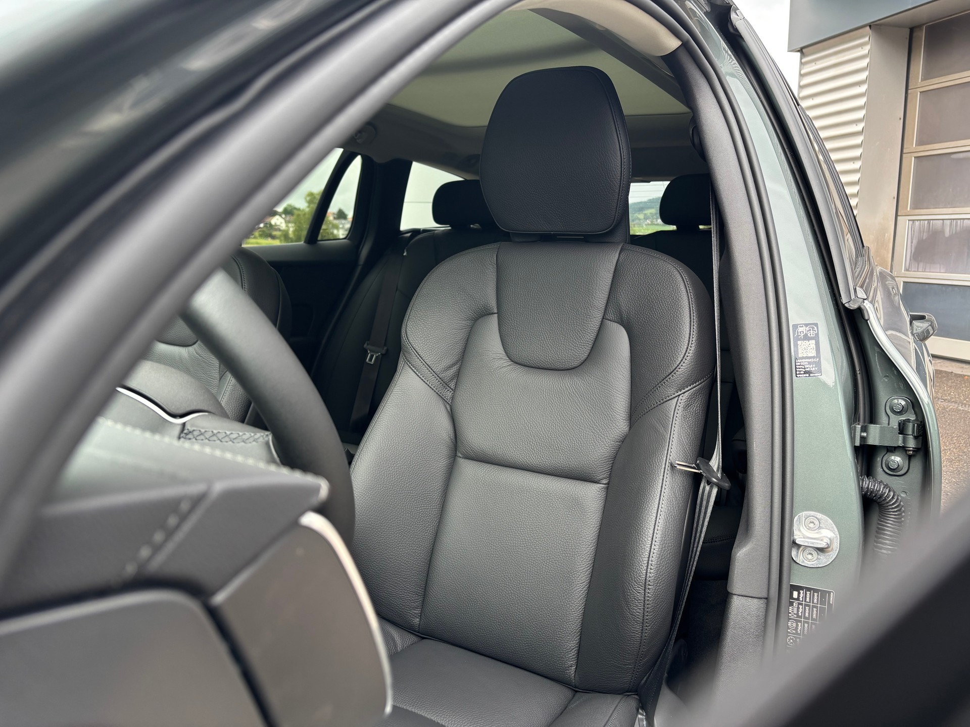 VOLVO V60 2.0 T8 TE Ultra Dark eAWD-showroom-element-3