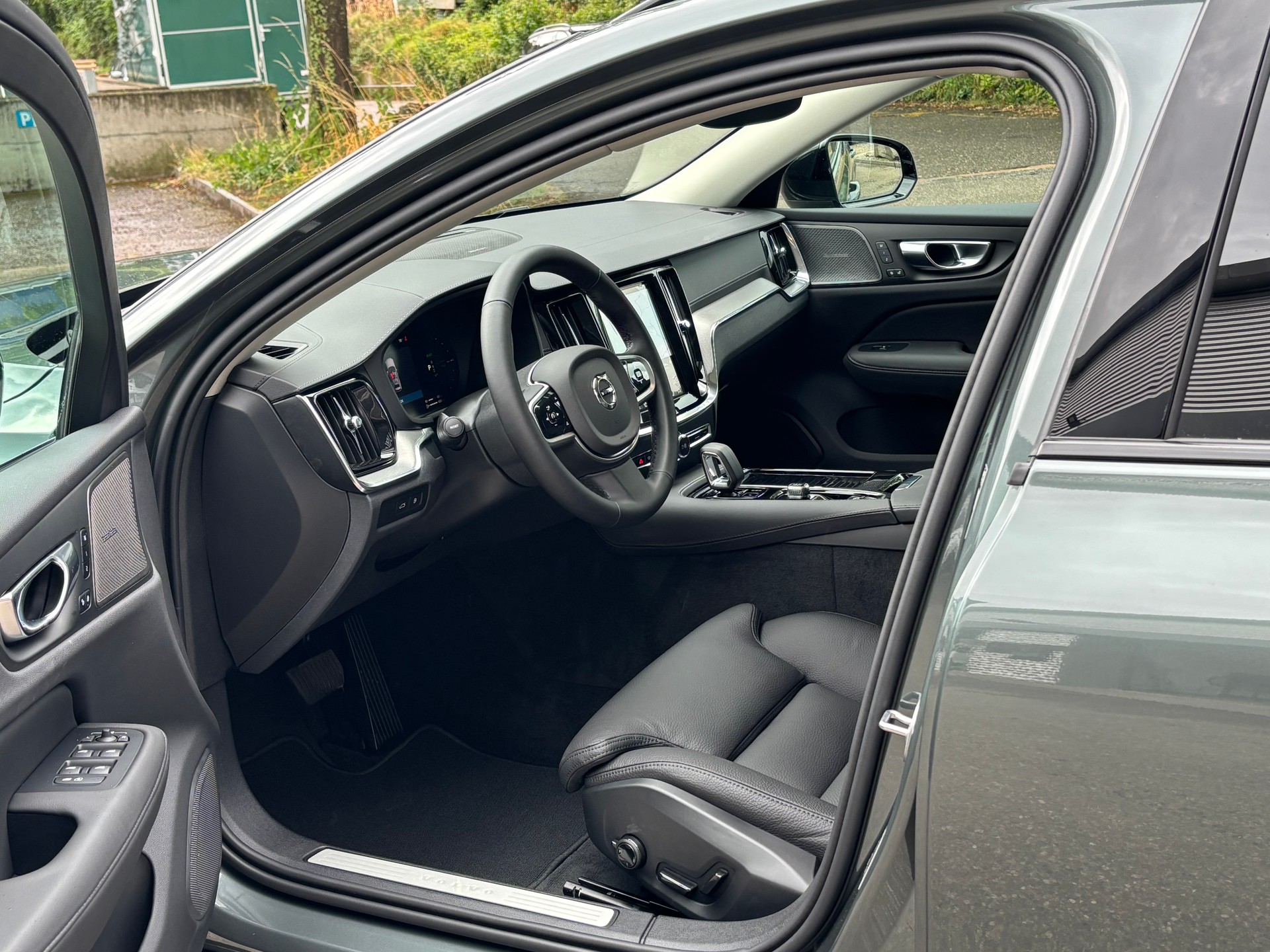 VOLVO V60 2.0 T8 TE Ultra Dark eAWD-showroom-element-2