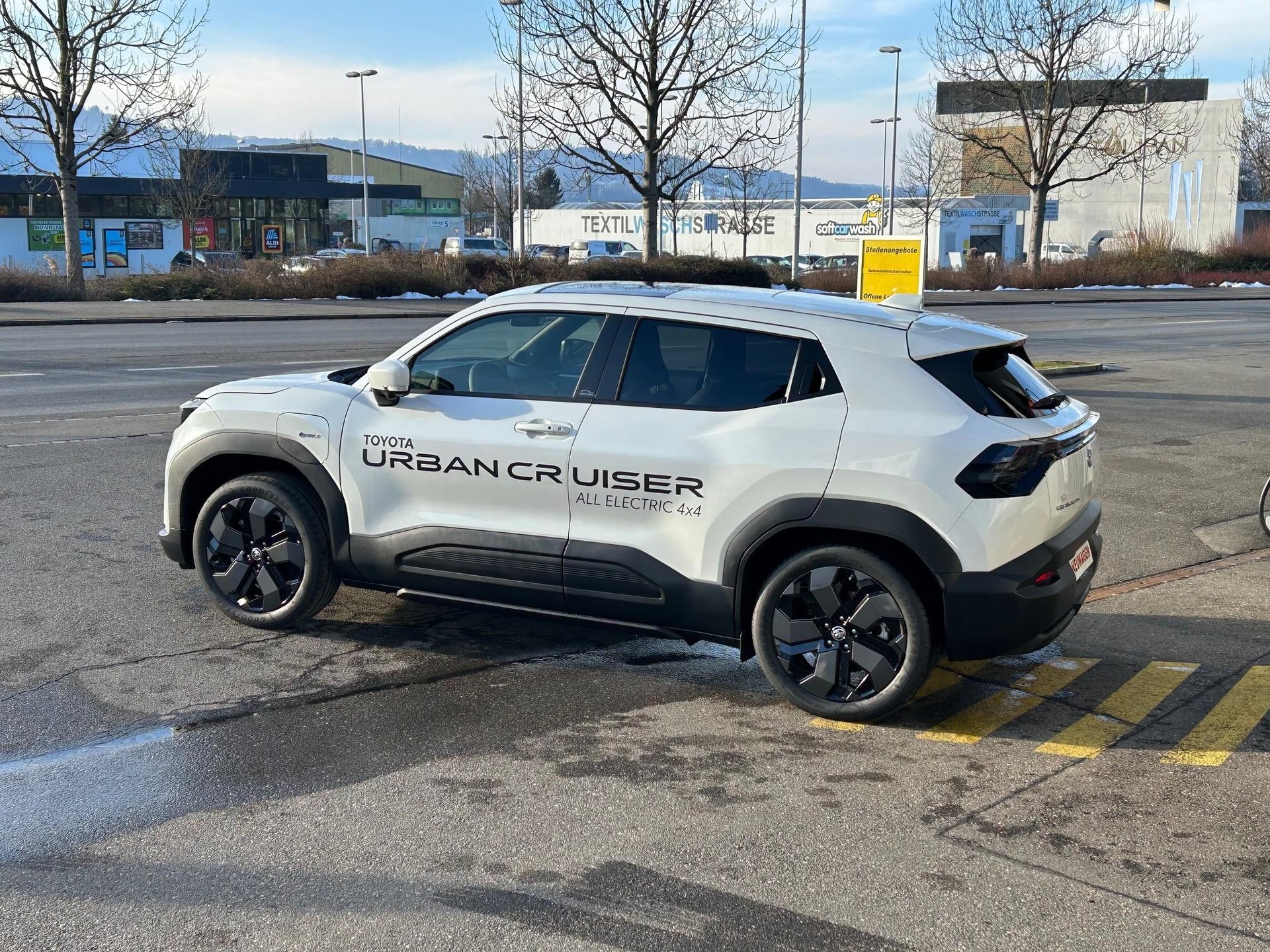 TOYOTA Urban Cruiser Premium-image-2
