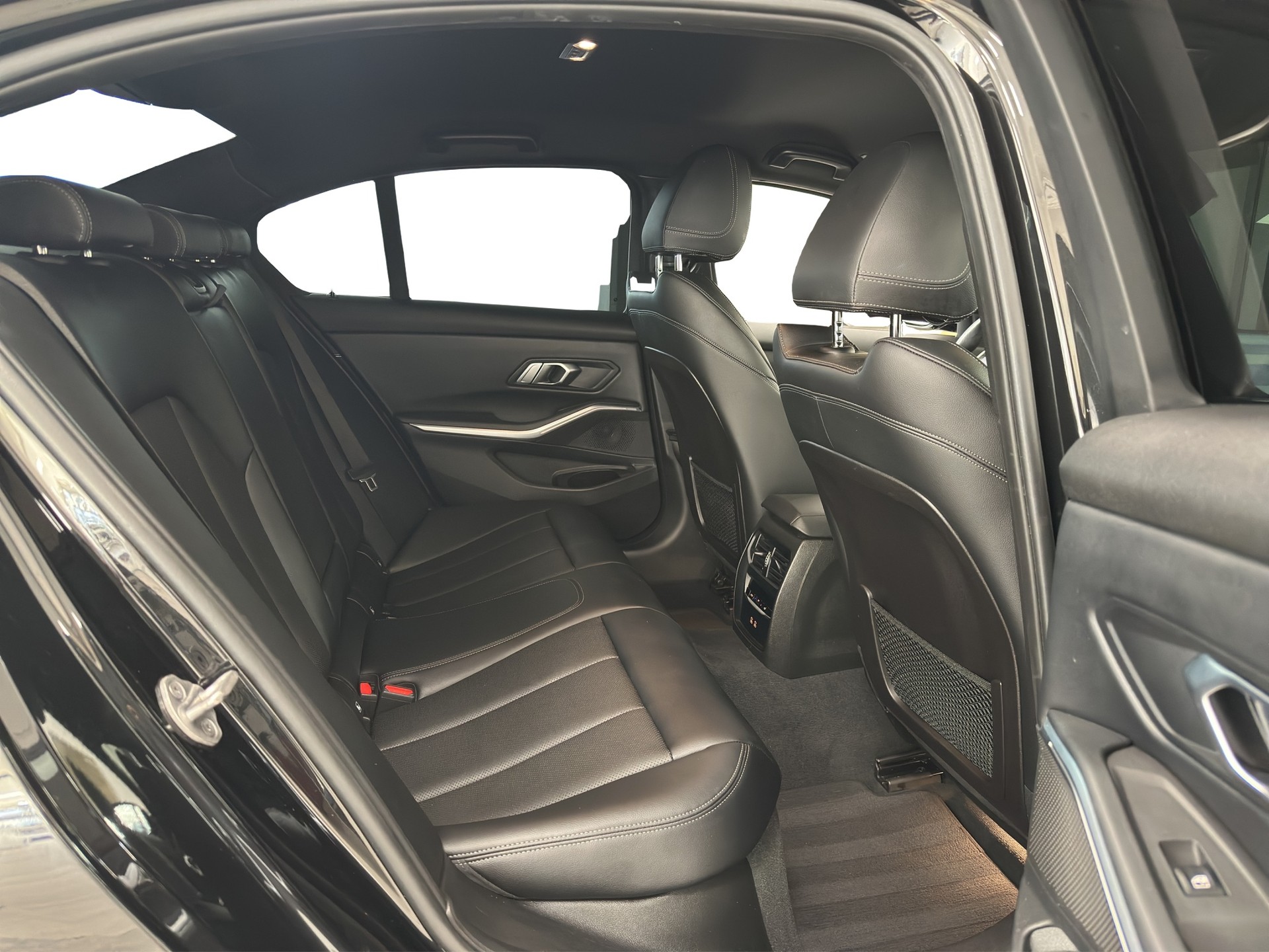 BMW 320d xDrive 48V Steptronic M Sport-image-8