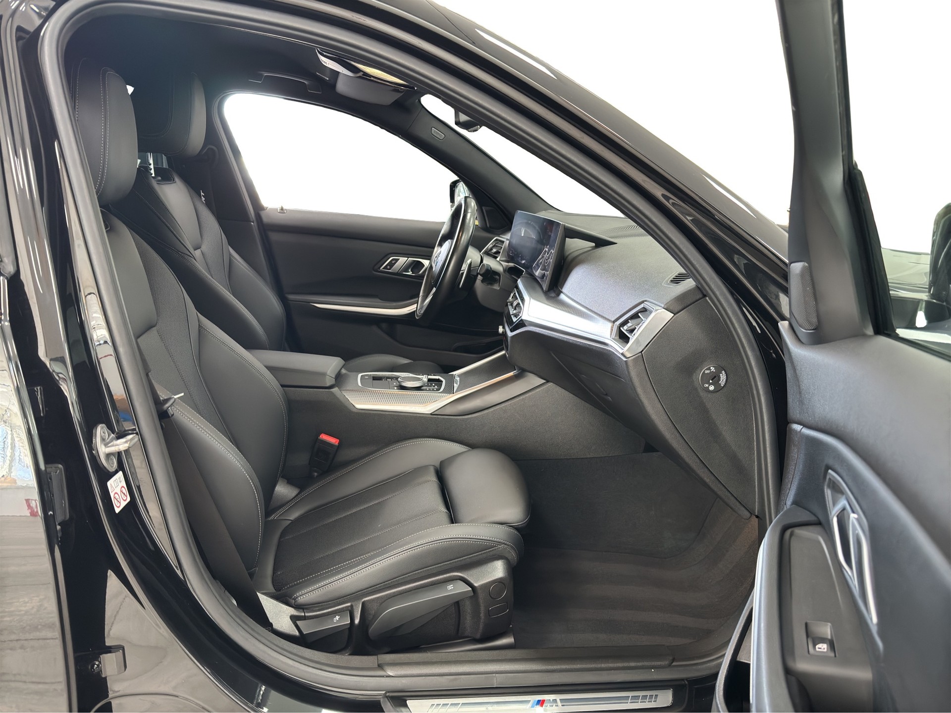 BMW 320d xDrive 48V Steptronic M Sport-image-6