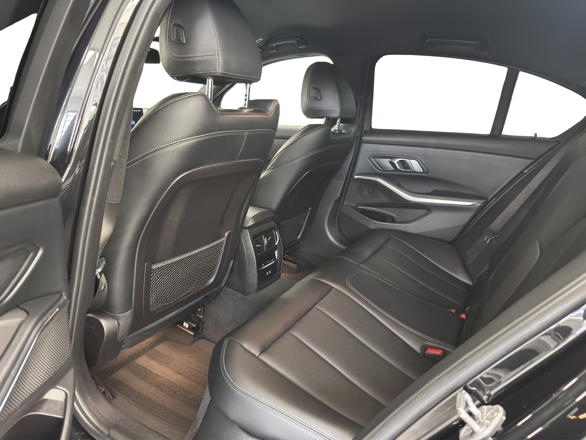 BMW 320d xDrive 48V Steptronic M Sport-image-15