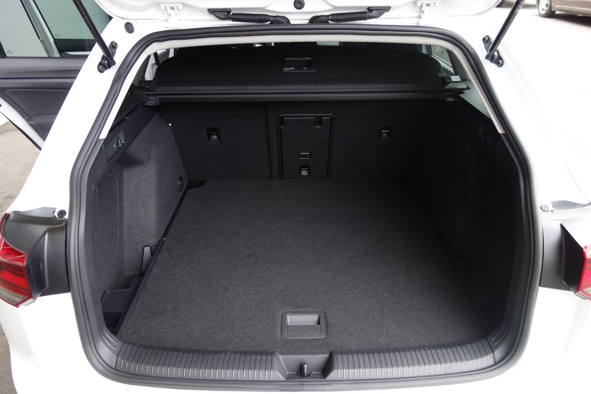 VW Golf Variant 2.0 TDI Life DSG 4Motion-image-12