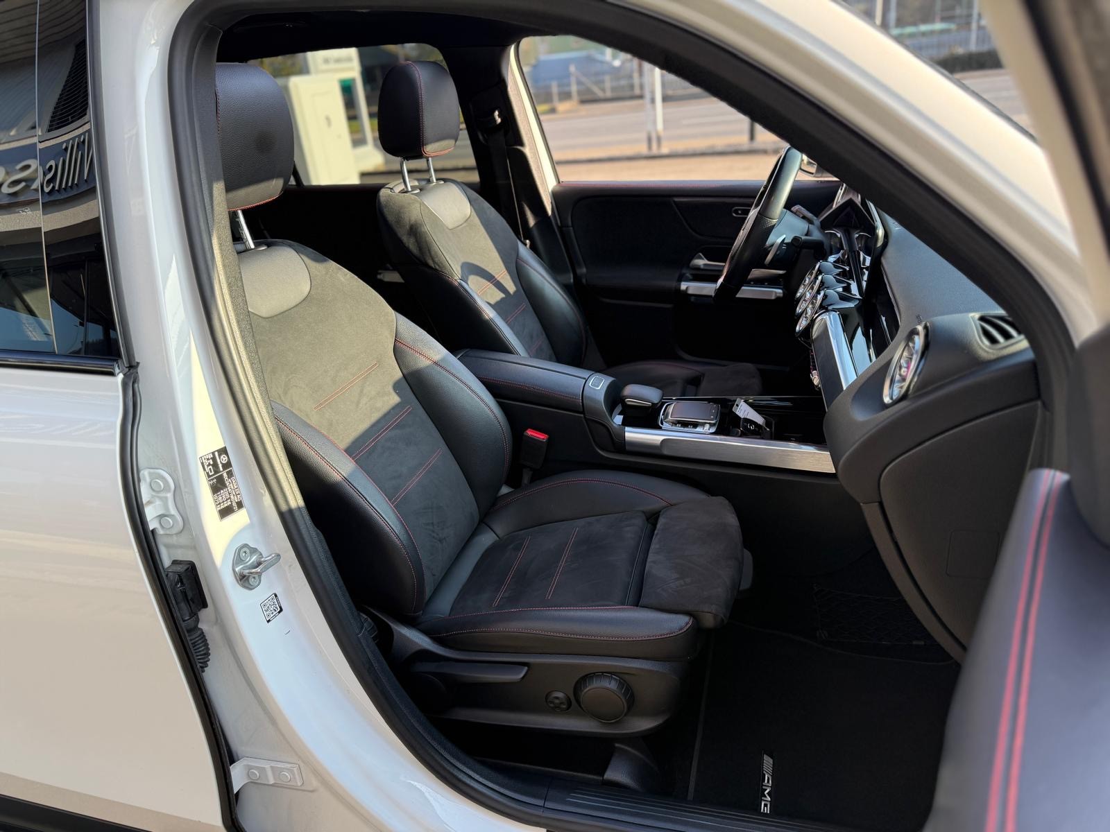 MERCEDES-BENZ GLB 250 4Matic AMG Line 8G-Tronic-image-21