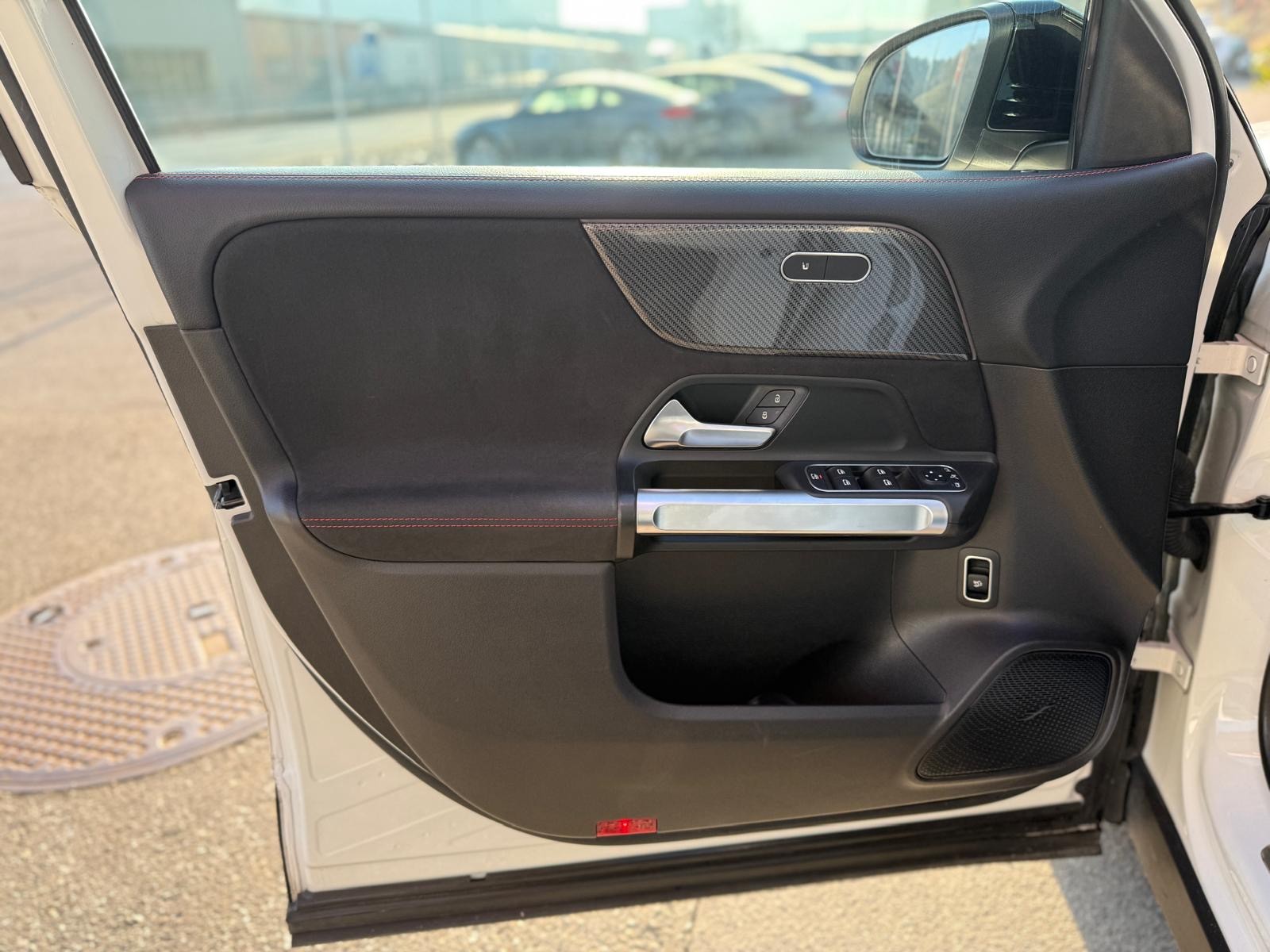 MERCEDES-BENZ GLB 250 4Matic AMG Line 8G-Tronic-image-12