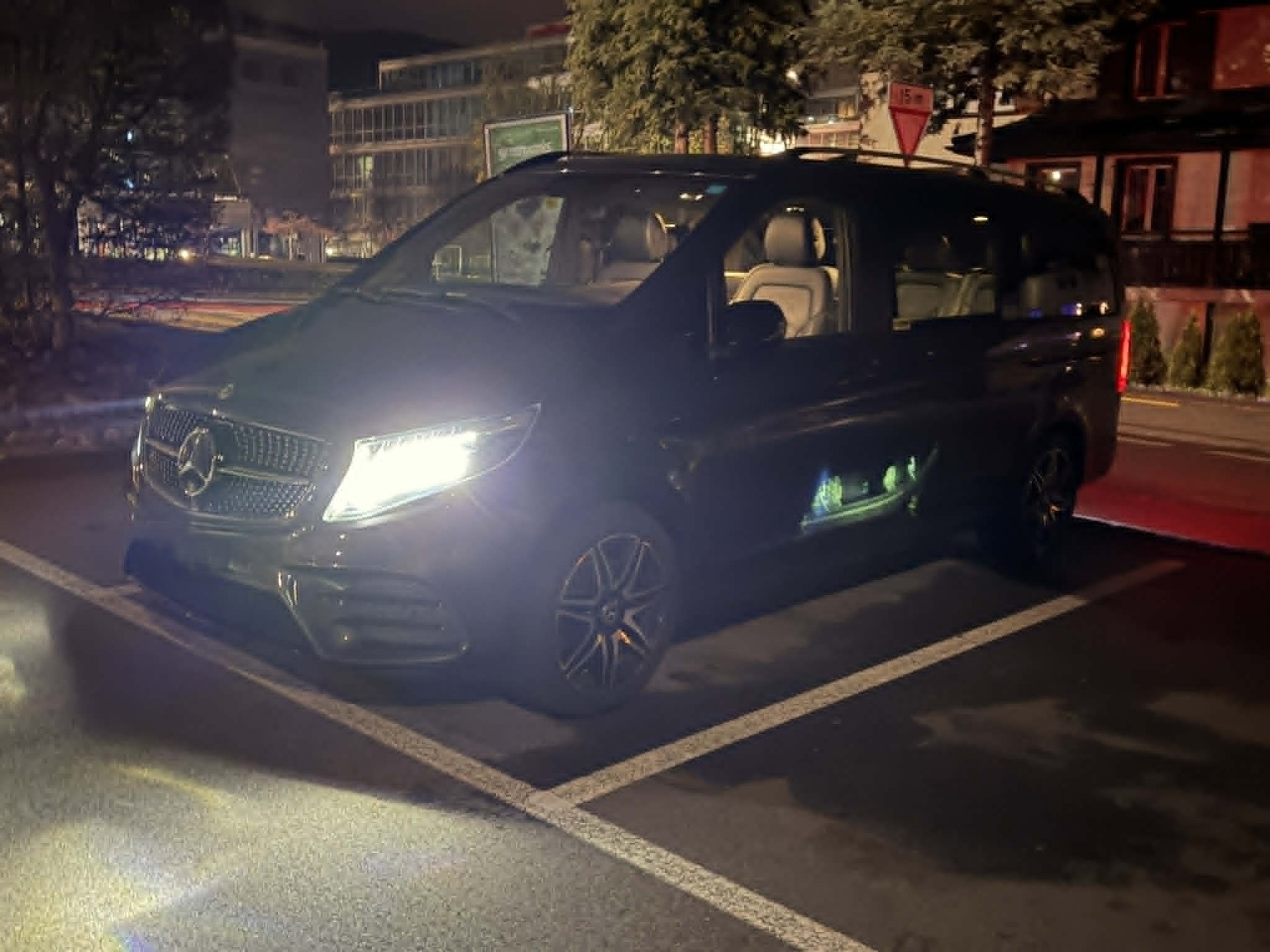 MERCEDES-BENZ V 300 d lang Swiss Edition 4Matic 9G-Tronic-image-4