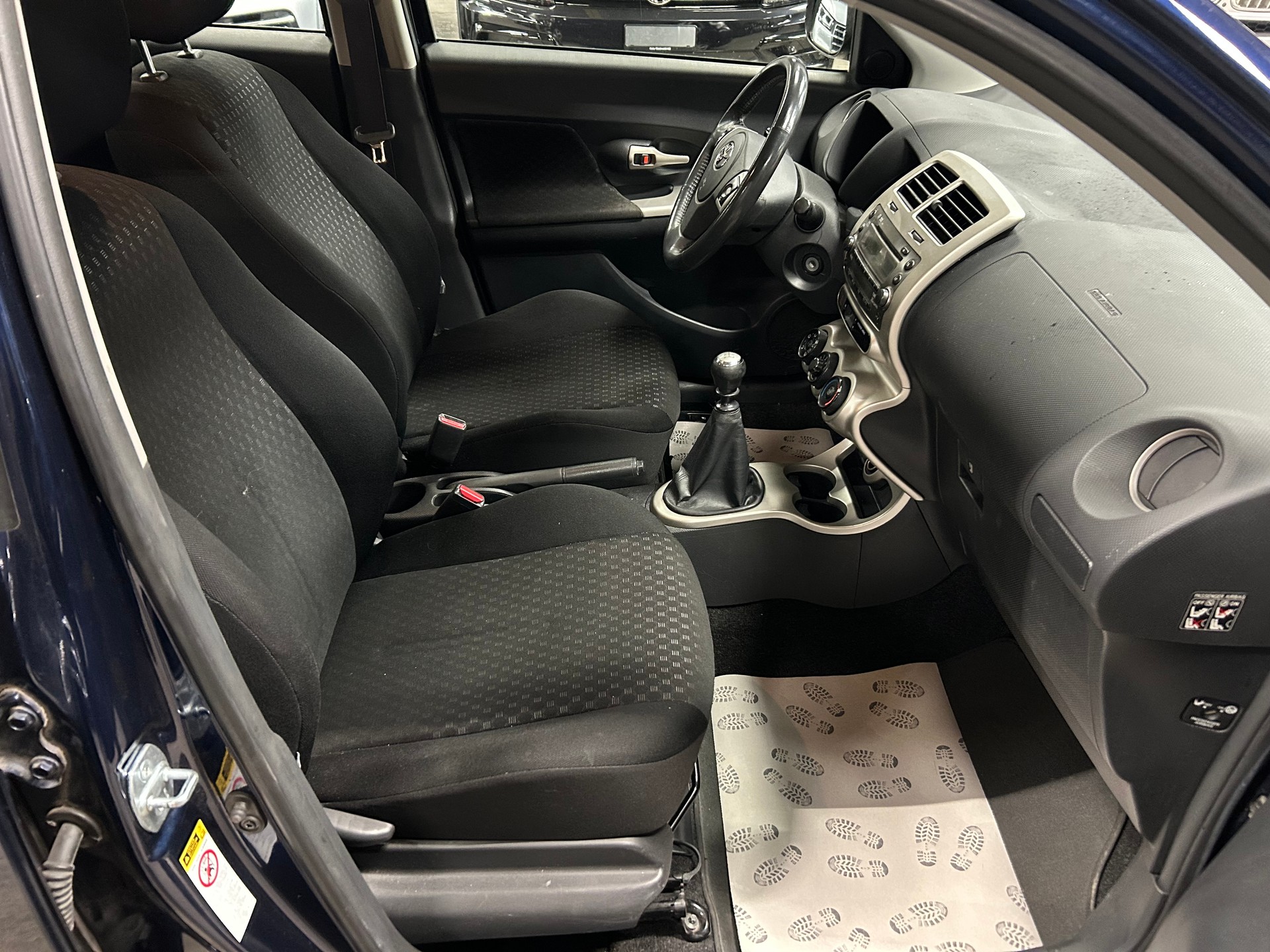 TOYOTA UrbanCruiser 1.4 D-4D Linea Terra 4WD-image-13
