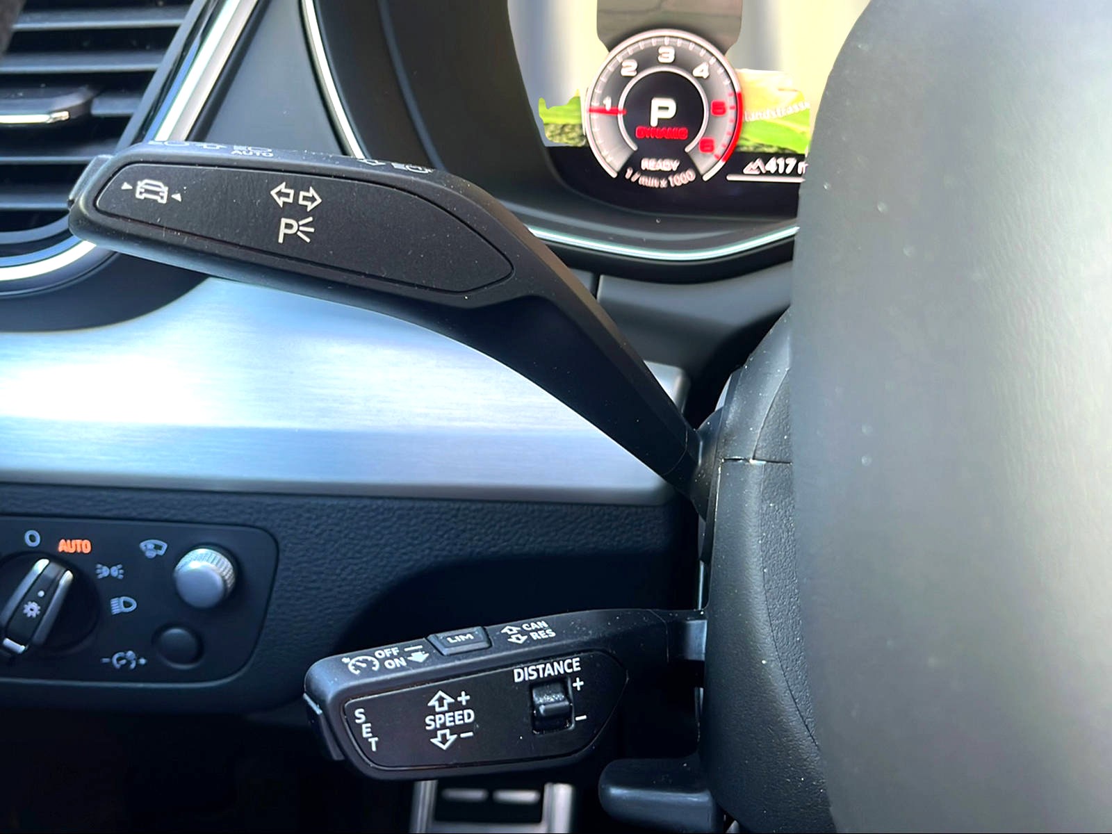 AUDI Q5 40 TDI Black Edition quattro S-tronic Chronosgrau Metallic-image-15
