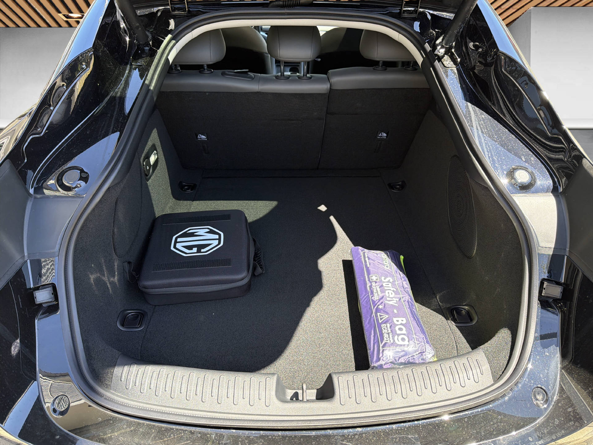 MG IM5 100 kWh Performance 20 4WD-image-9