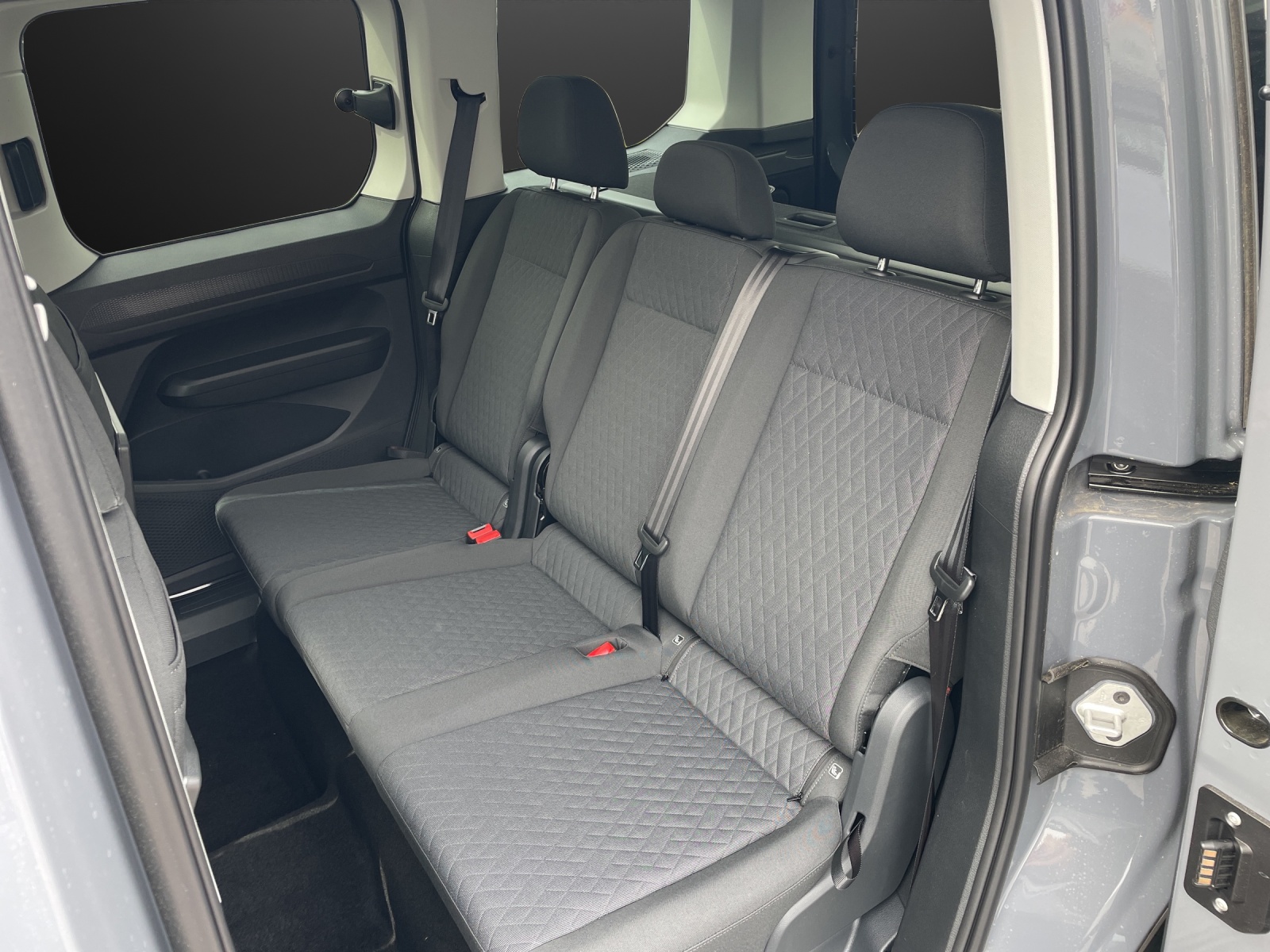 VW Caddy Dark Label 2.0 TDI 4Motion-image-9