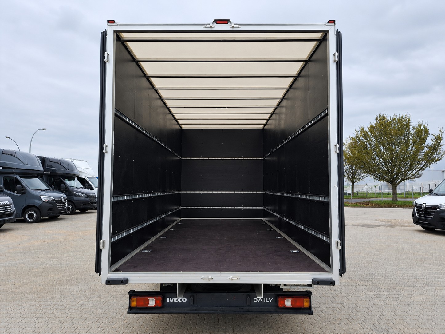 IVECO 35 S 18H 2.4m Hoch-showroom-element-3