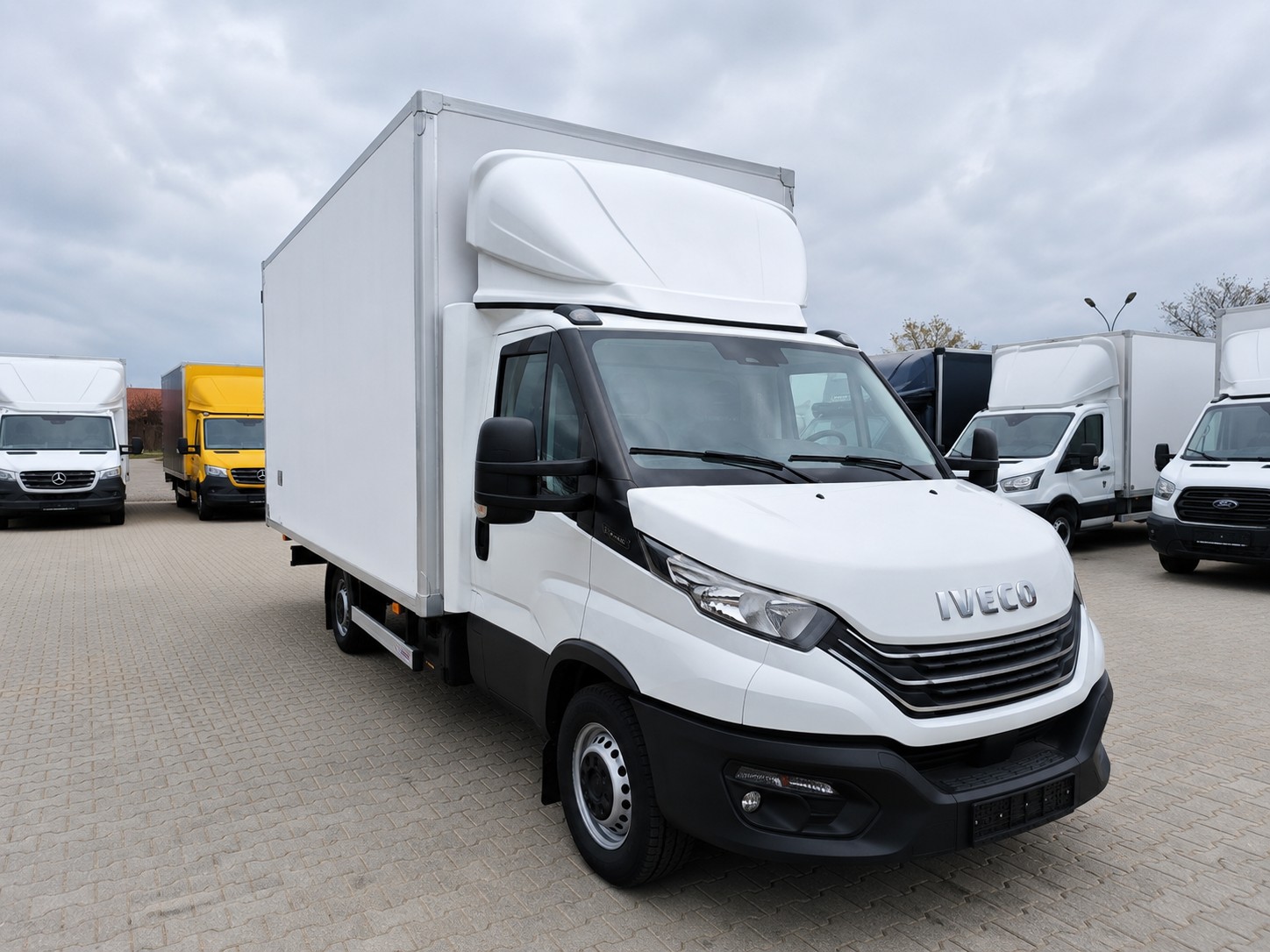IVECO 35 S 18H 2.4m Hoch-showroom-element-1
