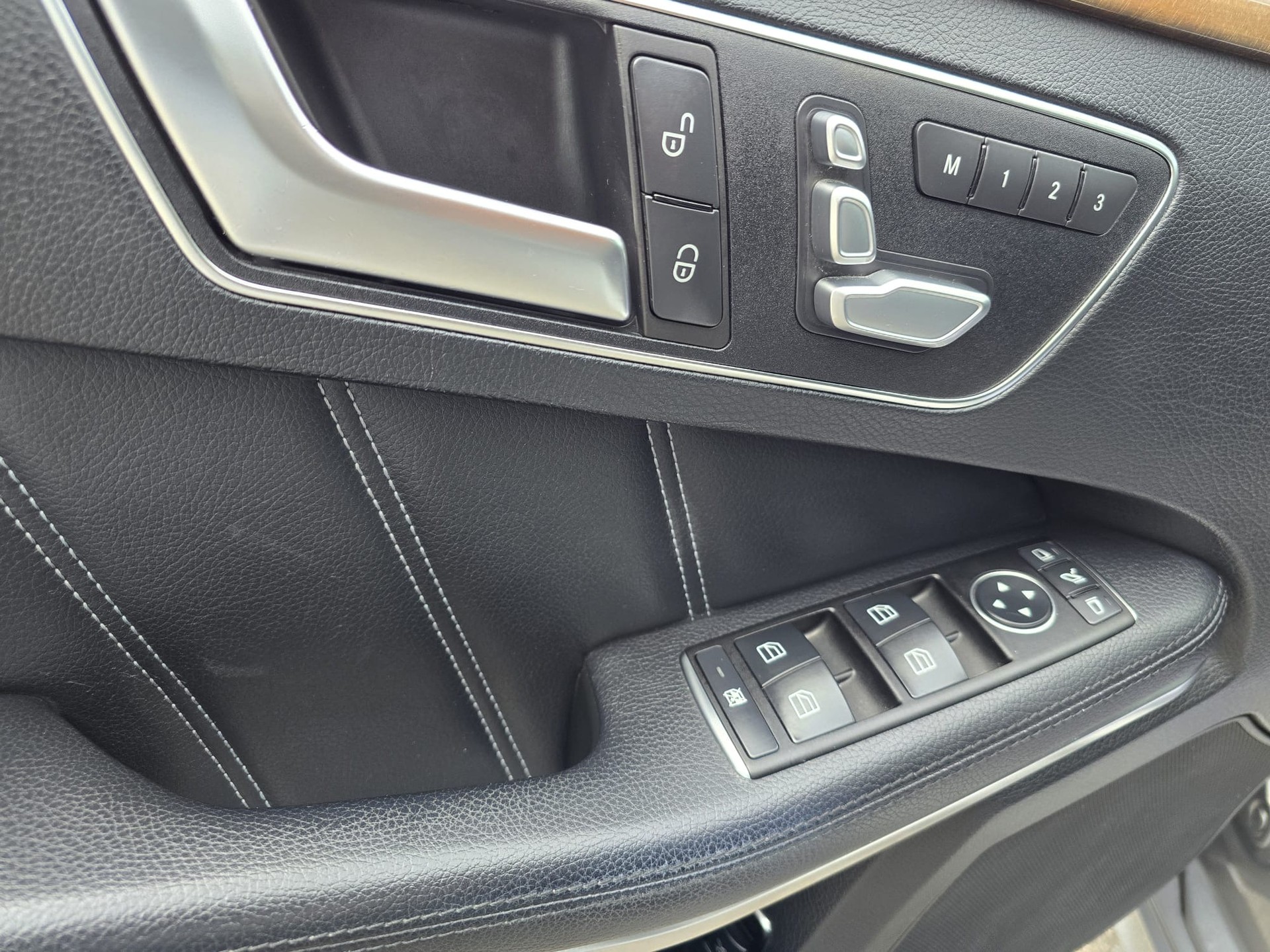 MERCEDES-BENZ E 400 4Matic 7G-Tronic-image-28
