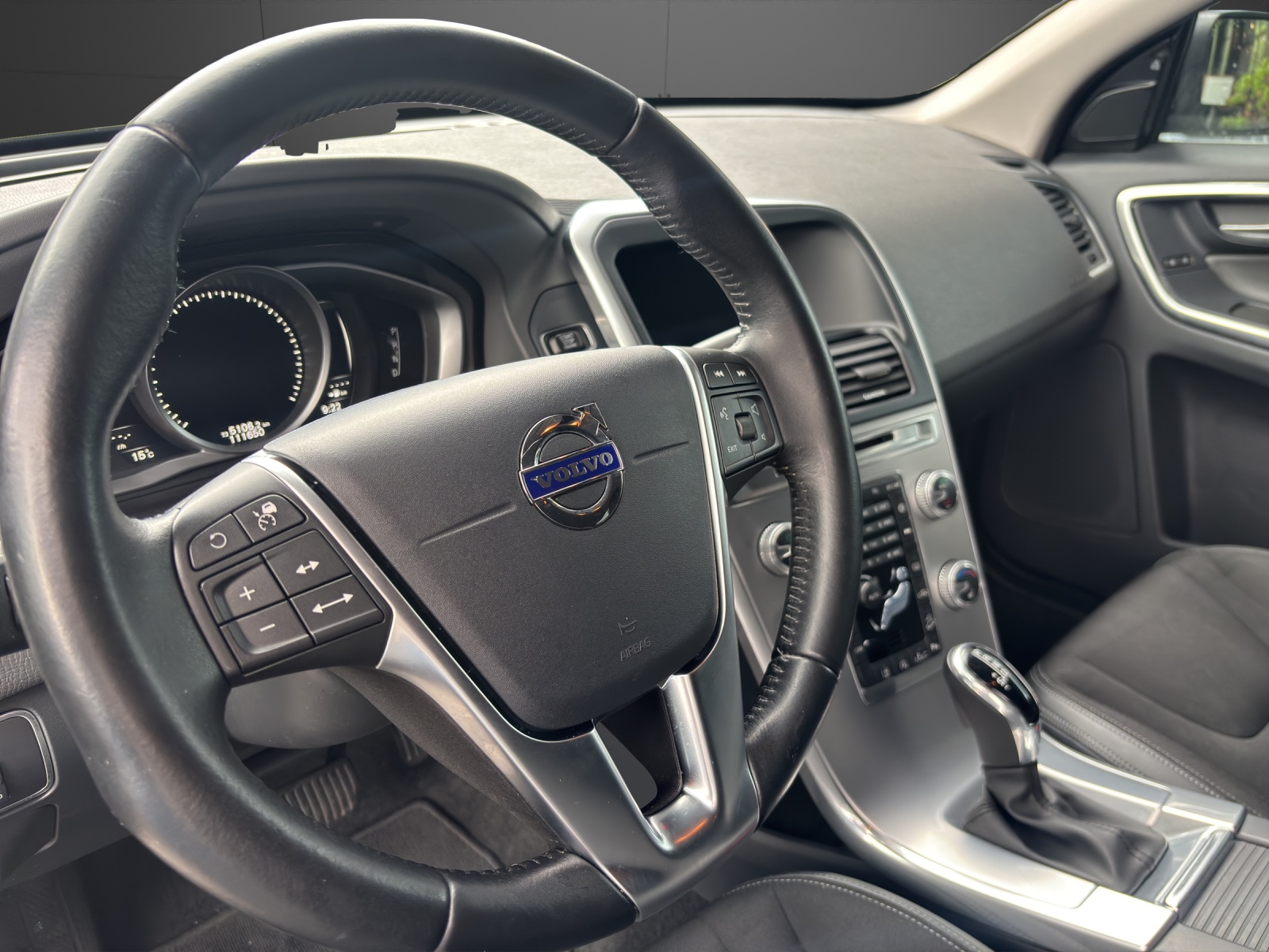 VOLVO XC60 T5 AWD Momentum Geartronic-image-4