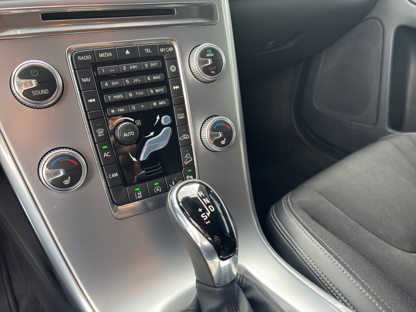 VOLVO XC60 T5 AWD Momentum Geartronic-image-8
