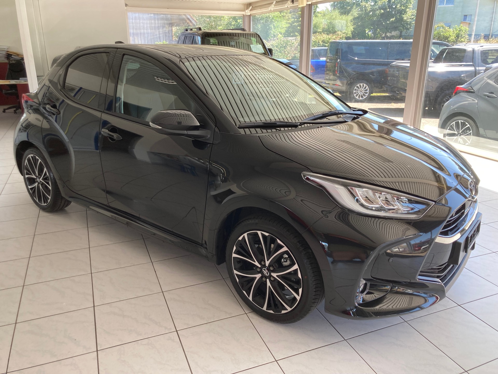 TOYOTA Yaris 1.5 Trend e-CVT-image-2
