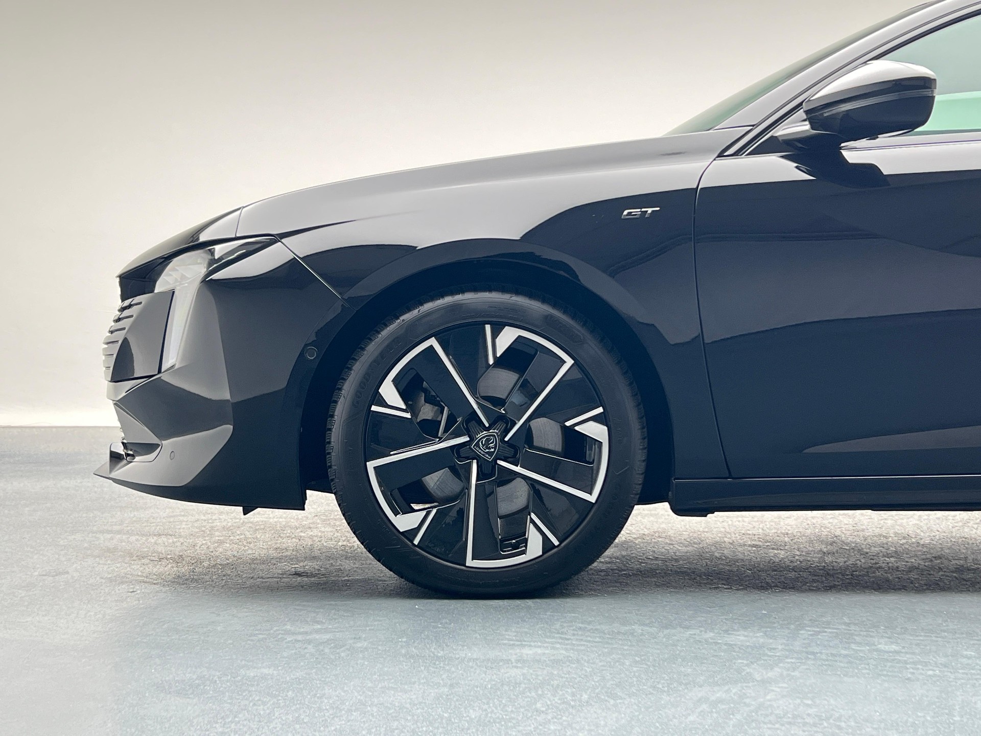 PEUGEOT 508 SW 1.6 Plug-in Hybrid GT-showroom-element-2
