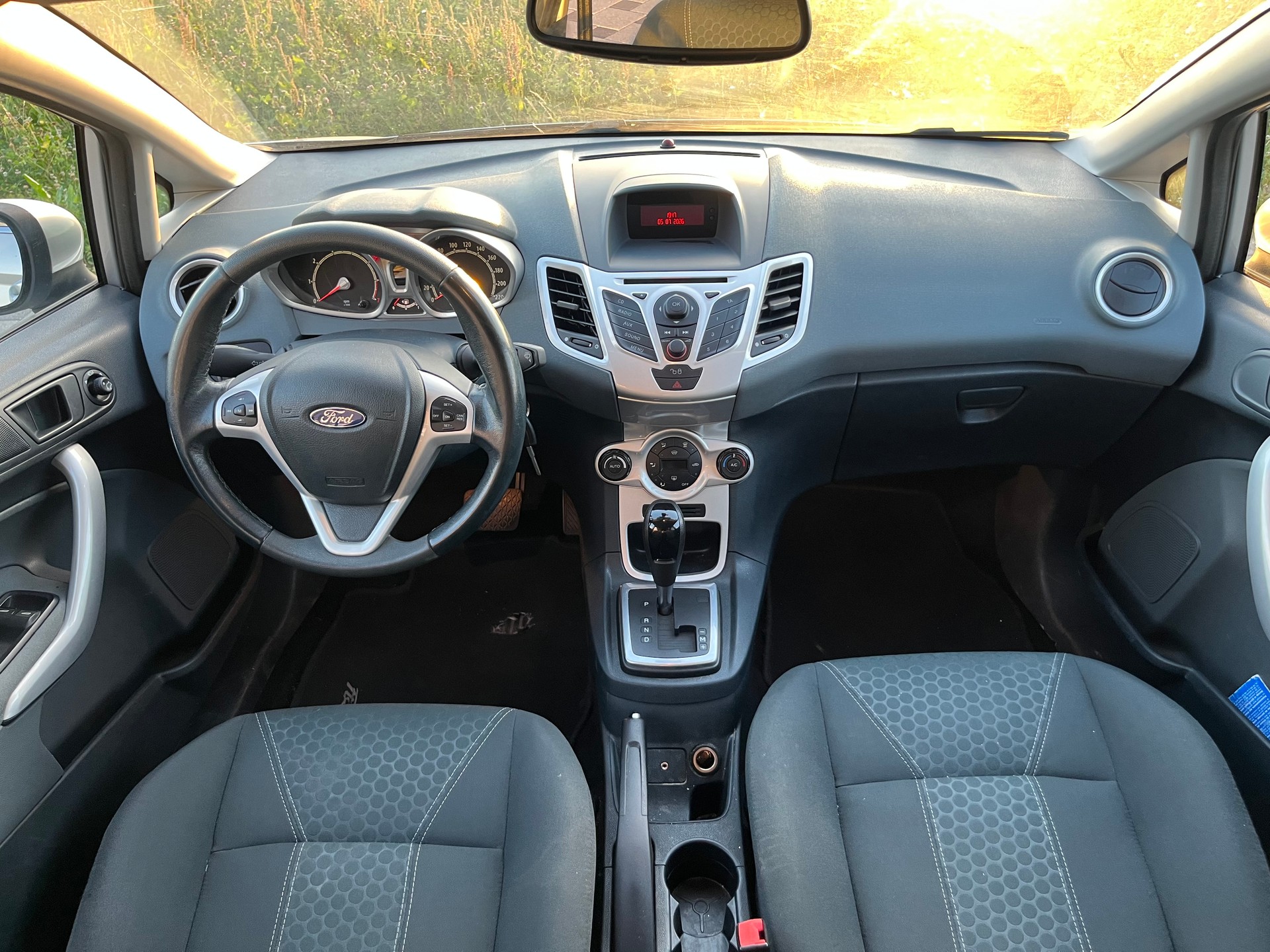 FORD Fiesta 1.4 16V Trend Automatic-image-12