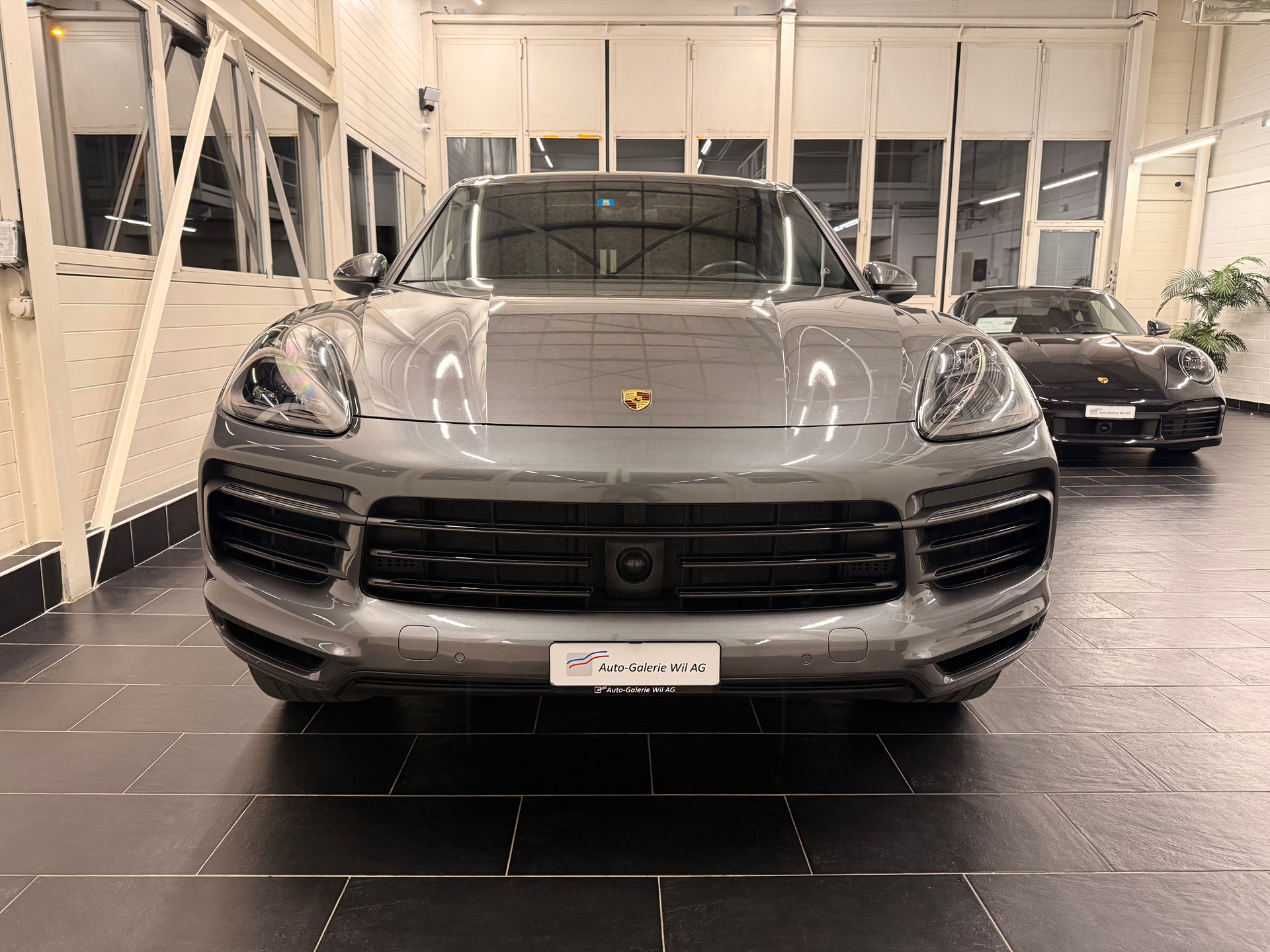 PORSCHE Cayenne-showroom-element-1