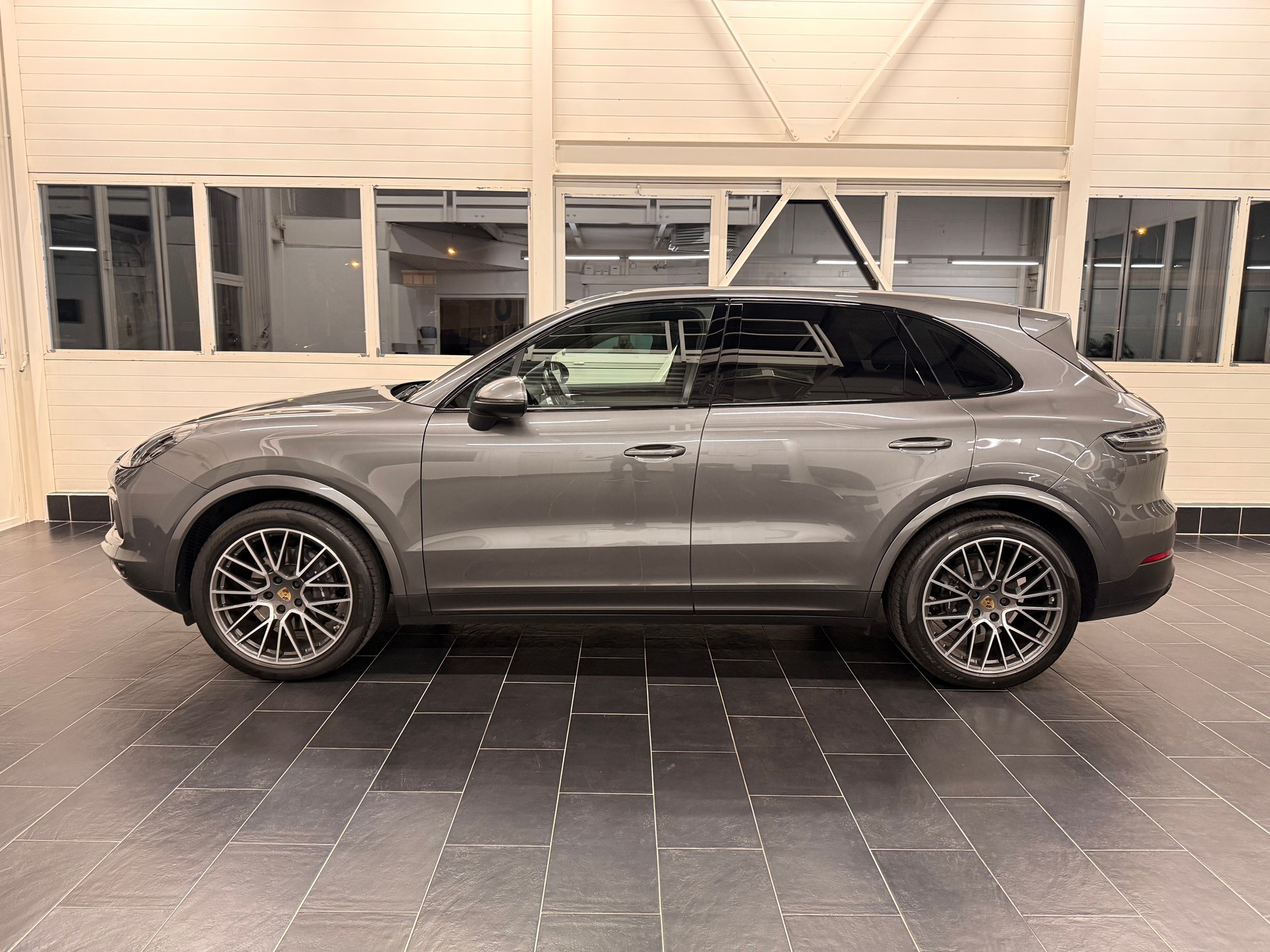 PORSCHE Cayenne-showroom-element-2