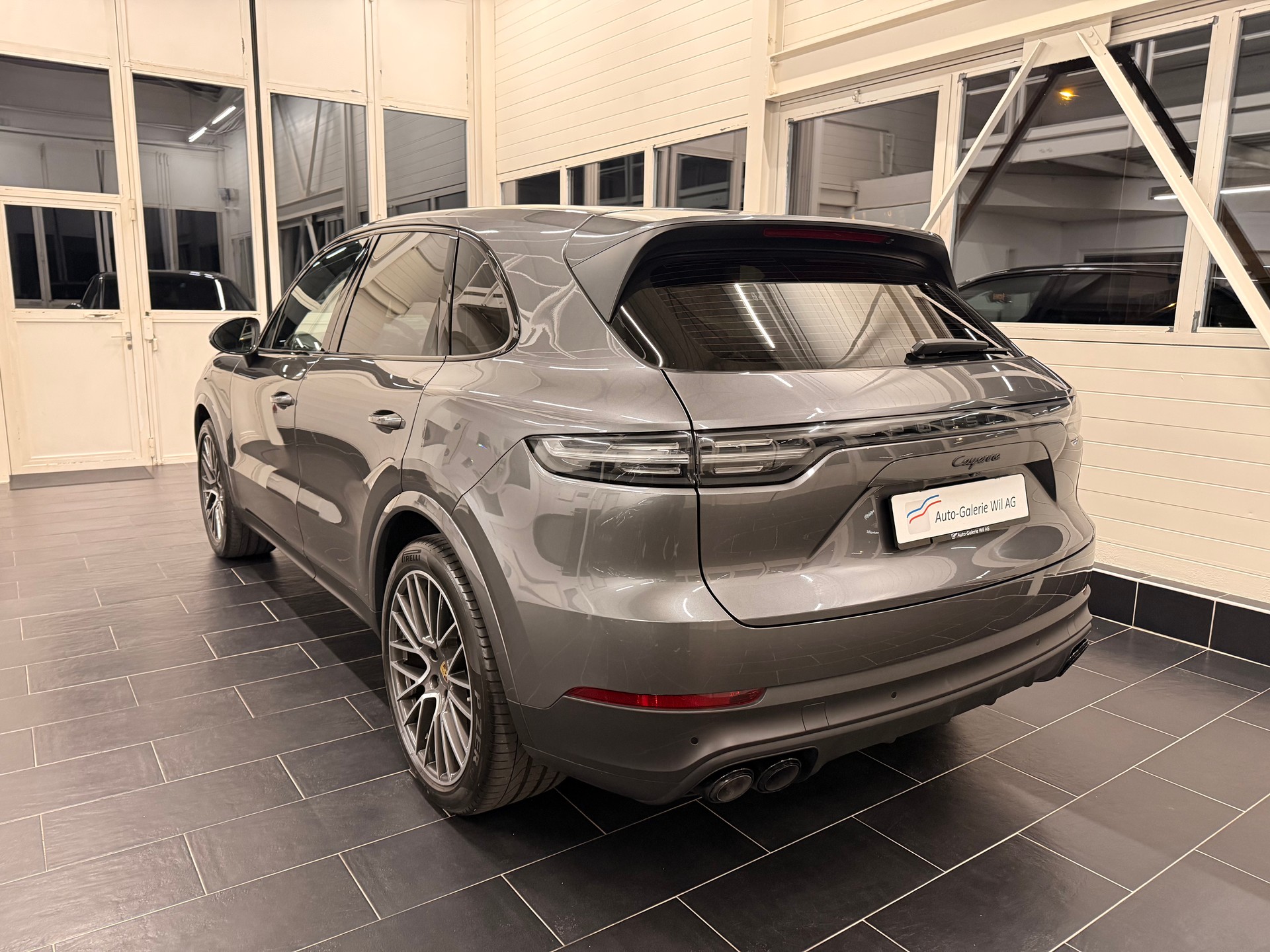 PORSCHE Cayenne-showroom-element-3