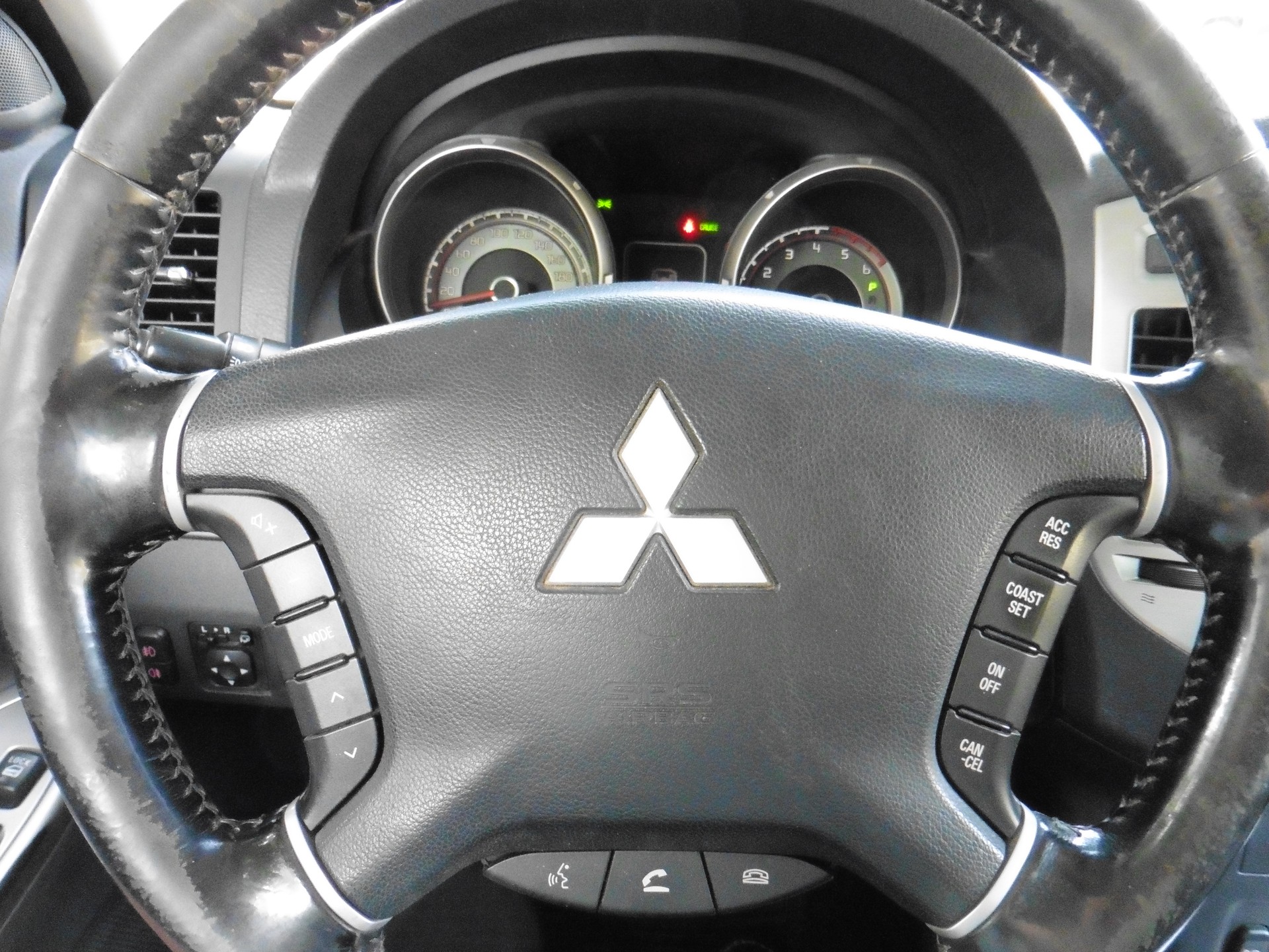 MITSUBISHI Pajero 3.2 DI-D Intense Automatic-image-24