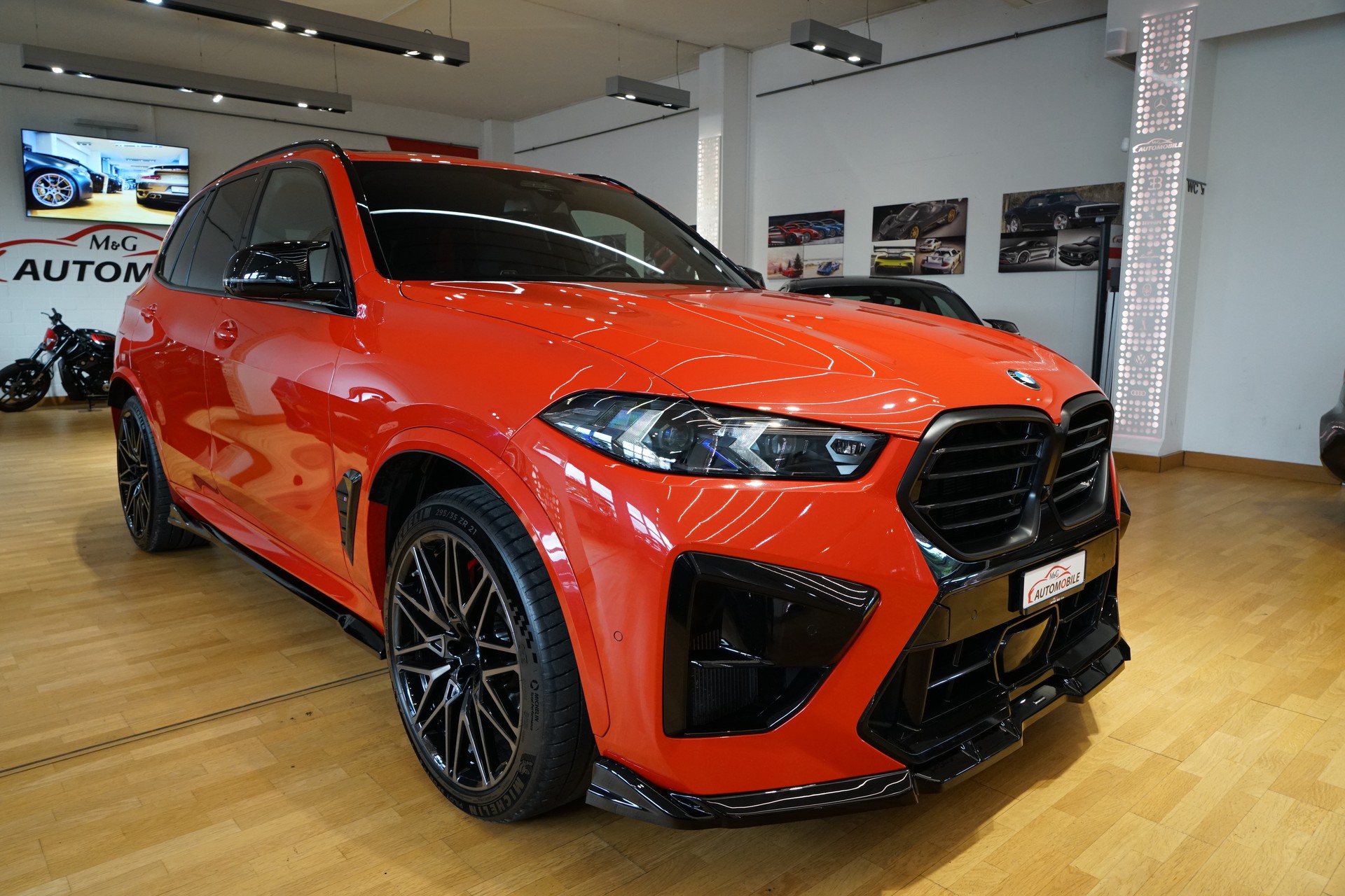 BMW X5M Competition Toronto Rot-showroom-element-2