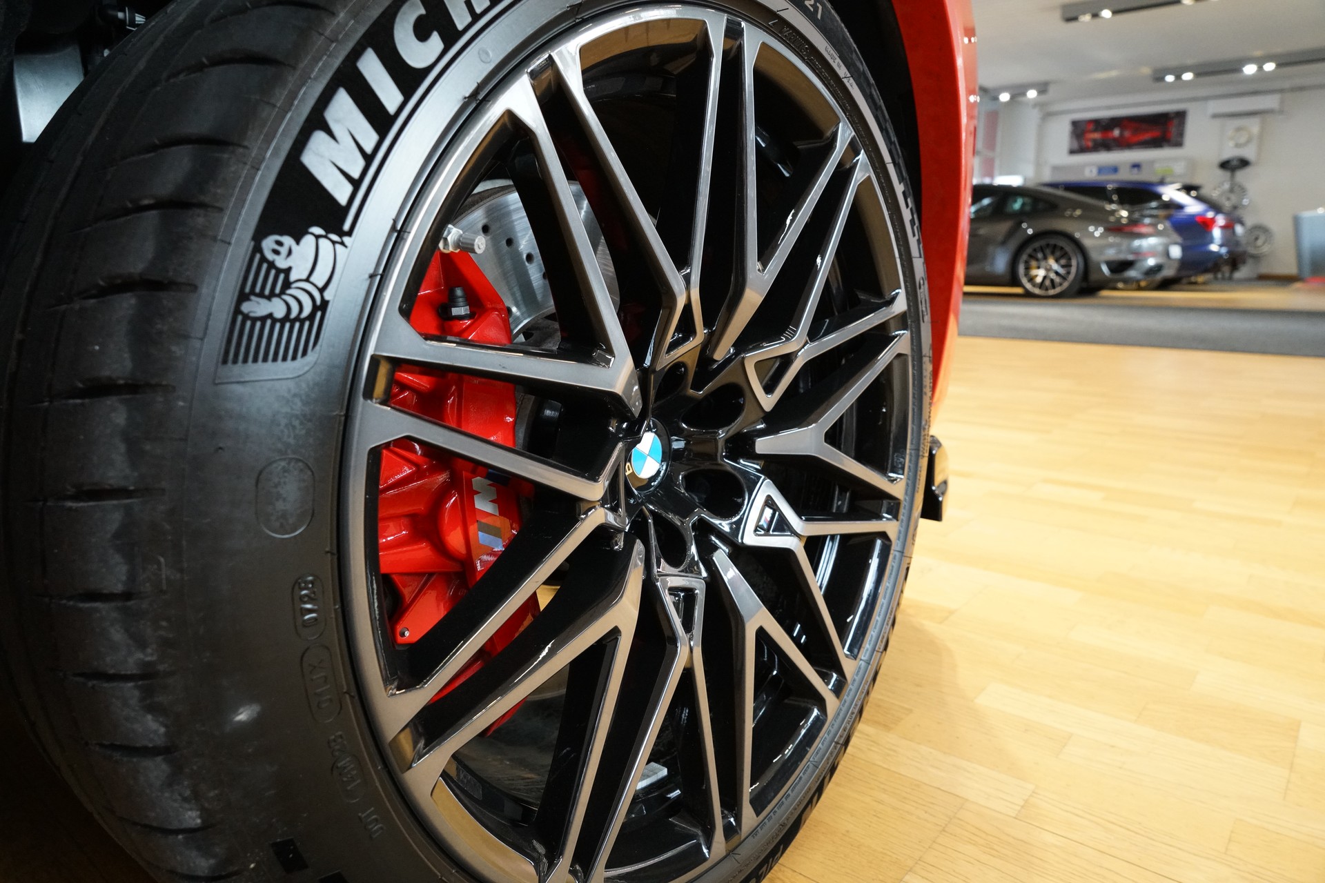 BMW X5M Competition Toronto Rot-showroom-element-3