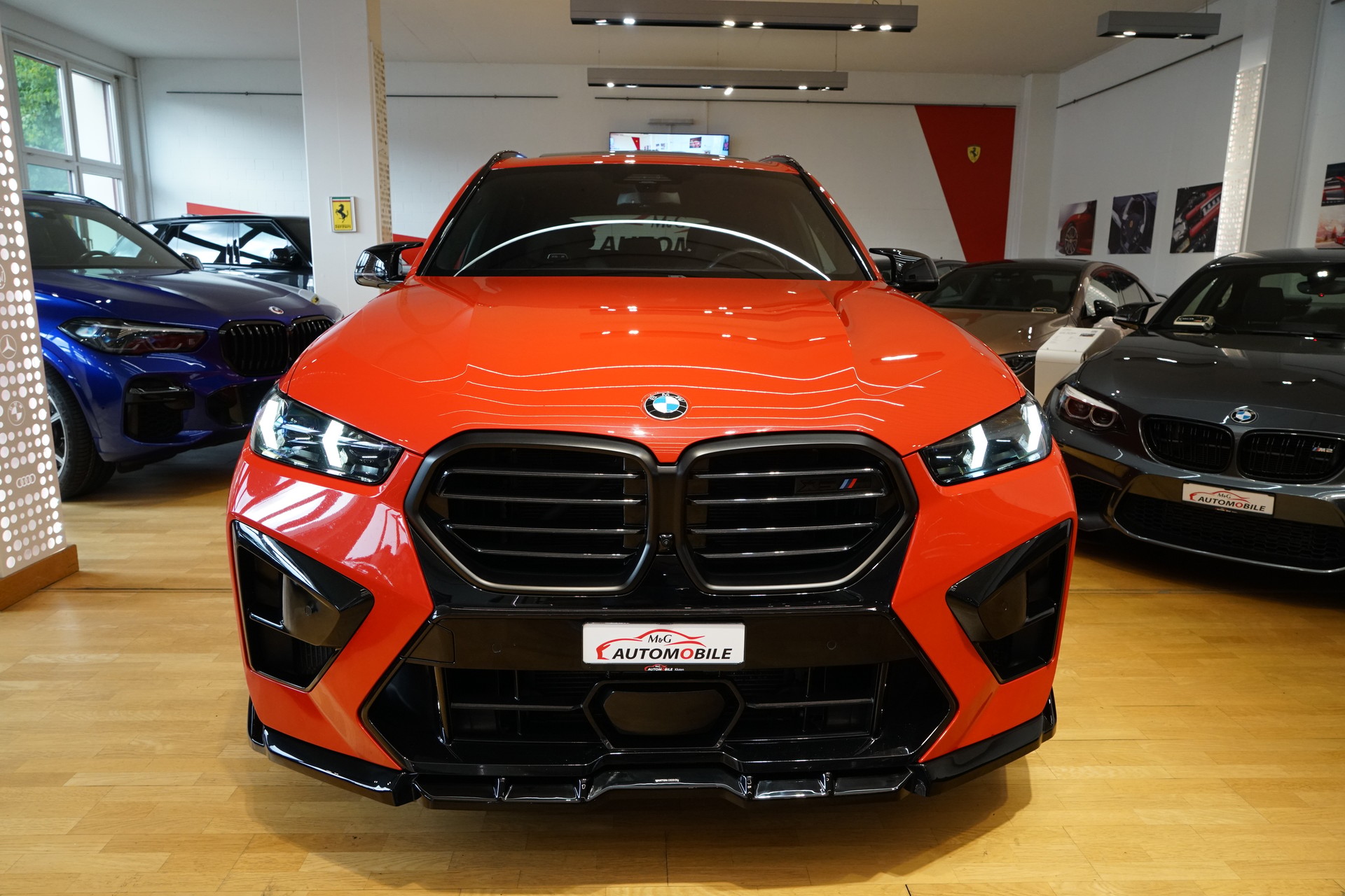 BMW X5M Competition Toronto Rot-showroom-element-1