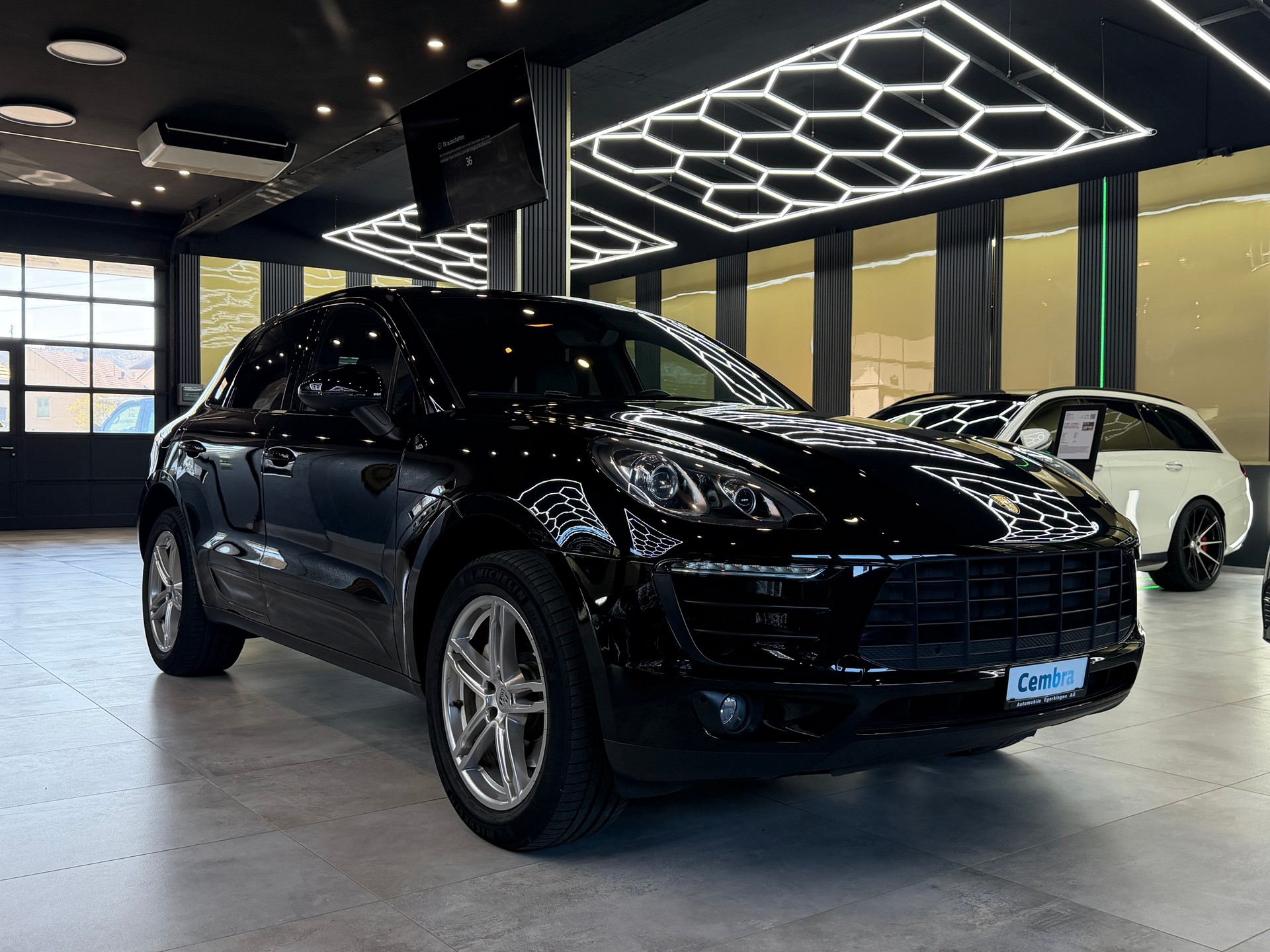 PORSCHE Macan S PDK-showroom-element-2